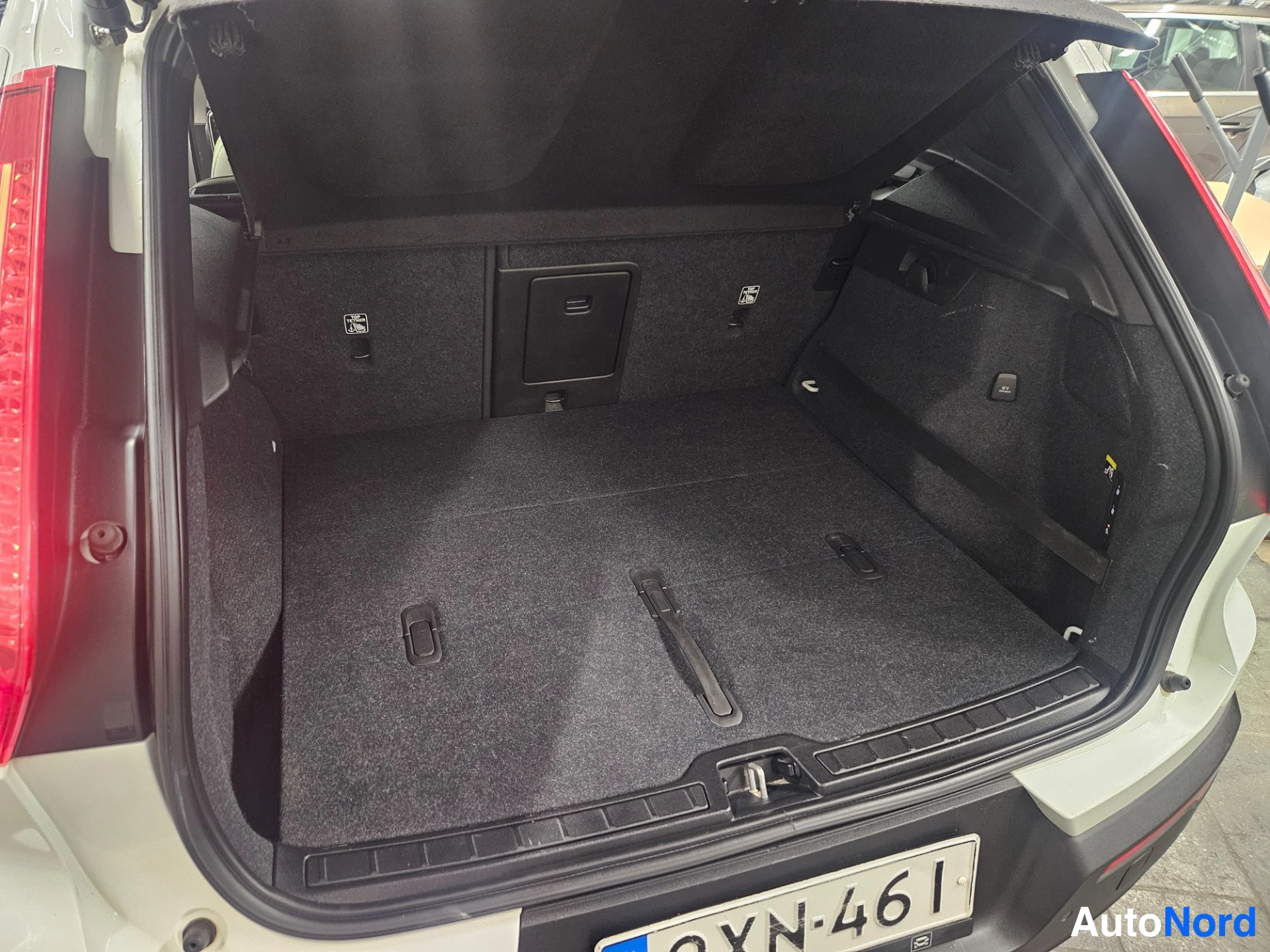 White Volvo XC40 2018, boot, photo 14