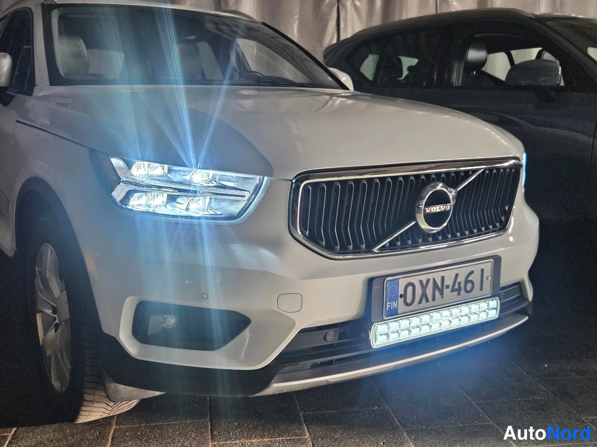 White Volvo XC40 2018, front three-quarter, nose to the right, photo 4