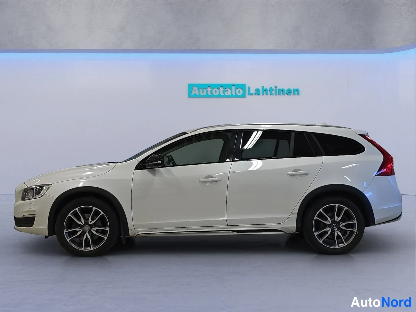 Valkoinen Volvo V60 Cross Country 2018, etuviisto, keula vasemmalle, kuva 2