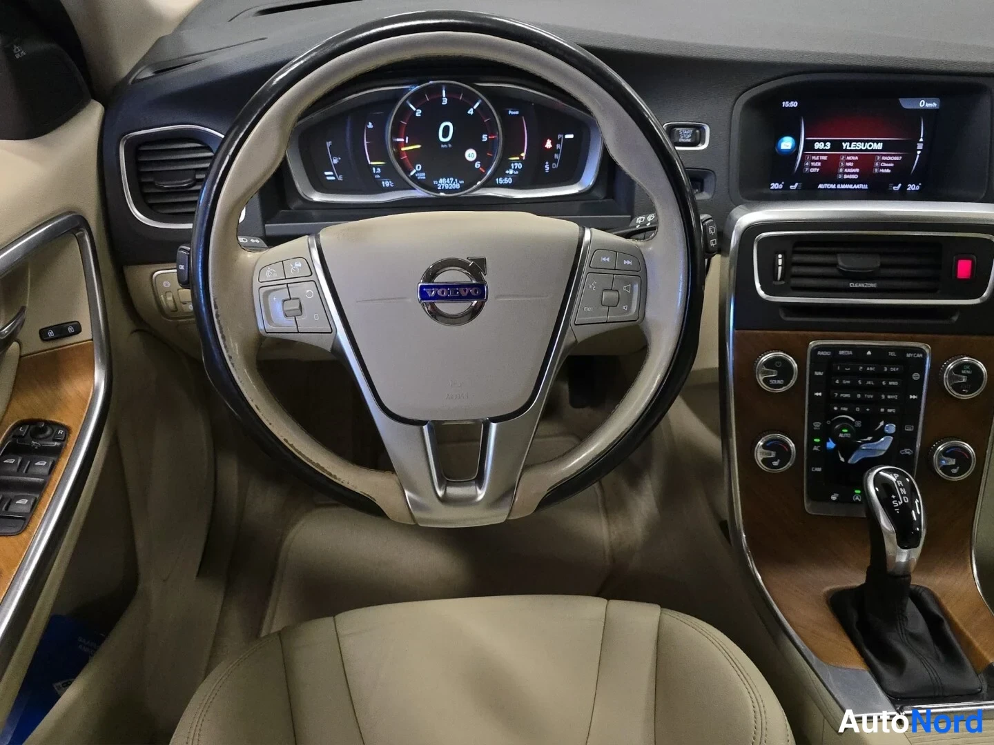 Valkoinen Volvo V60 Cross Country 2018, ohjaamo, kuva 10