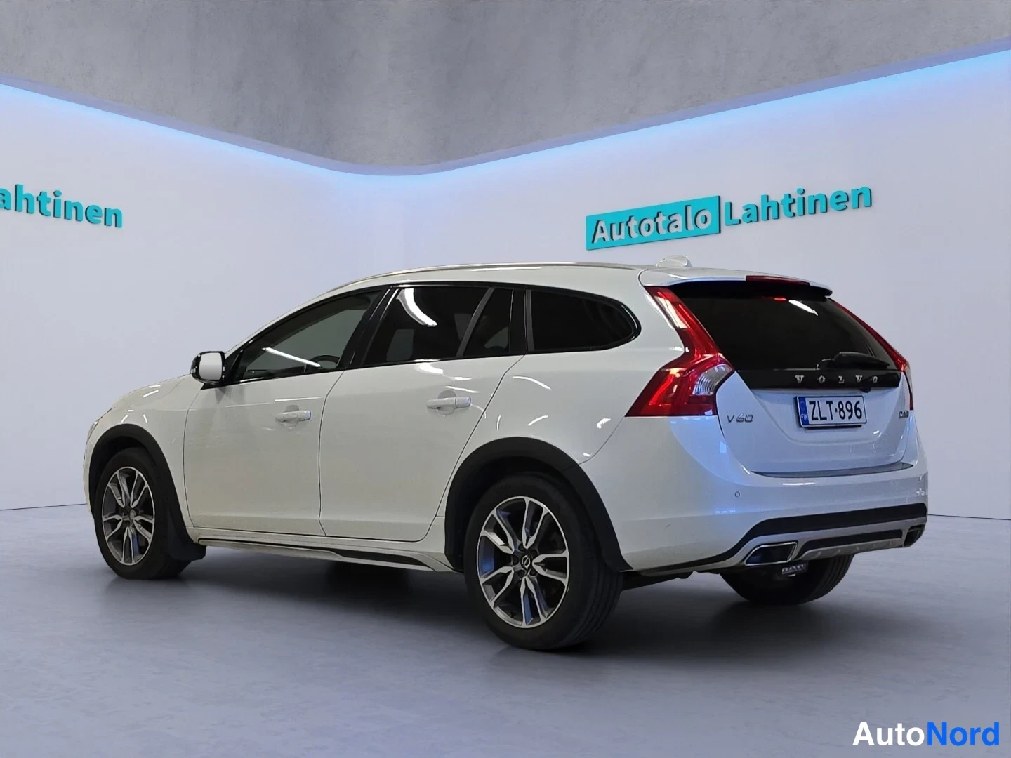 Valkoinen Volvo V60 Cross Country 2018, takaviisto, kuva 6