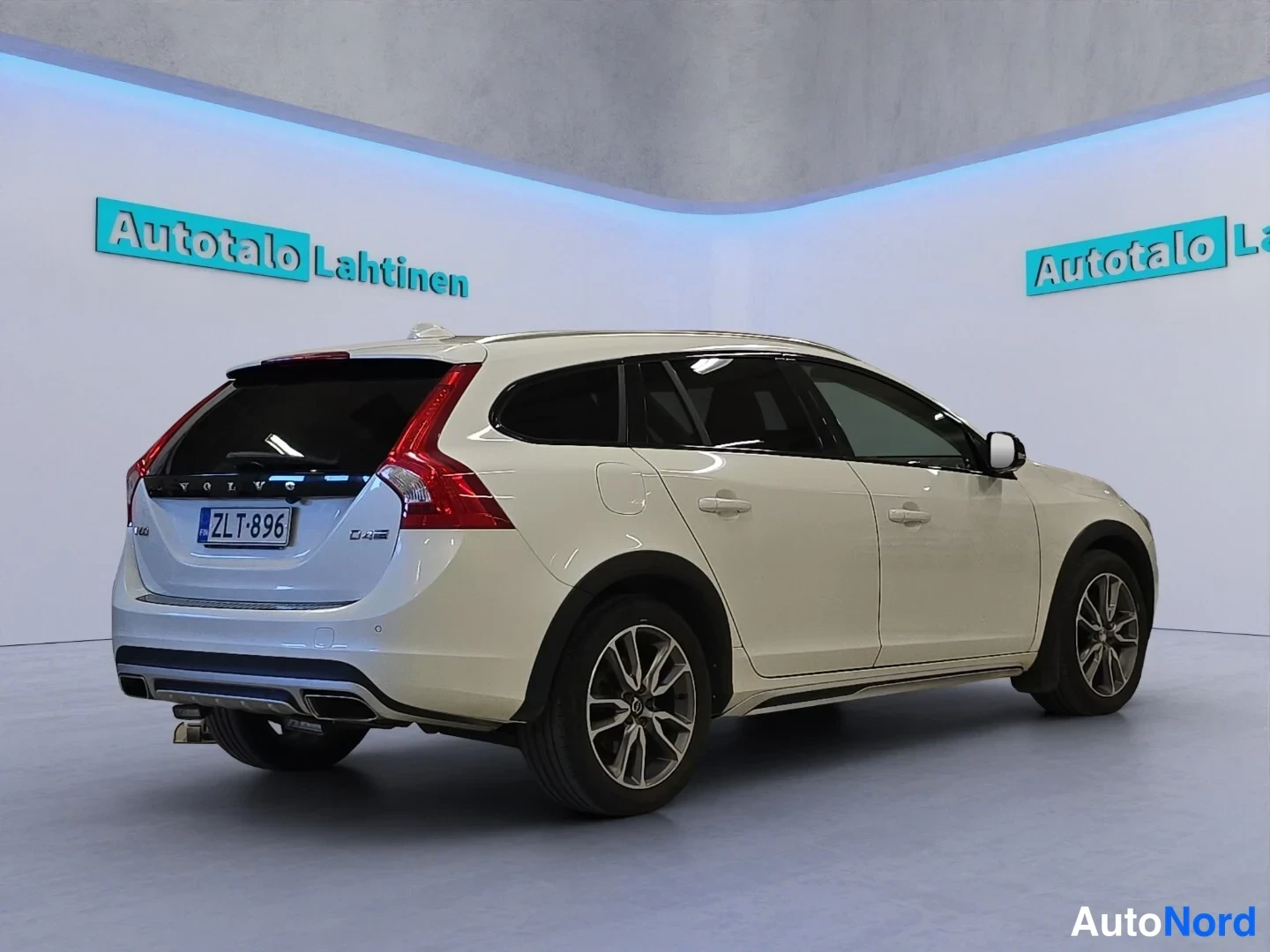 Valkoinen Volvo V60 Cross Country 2018, takaviisto, kuva 7