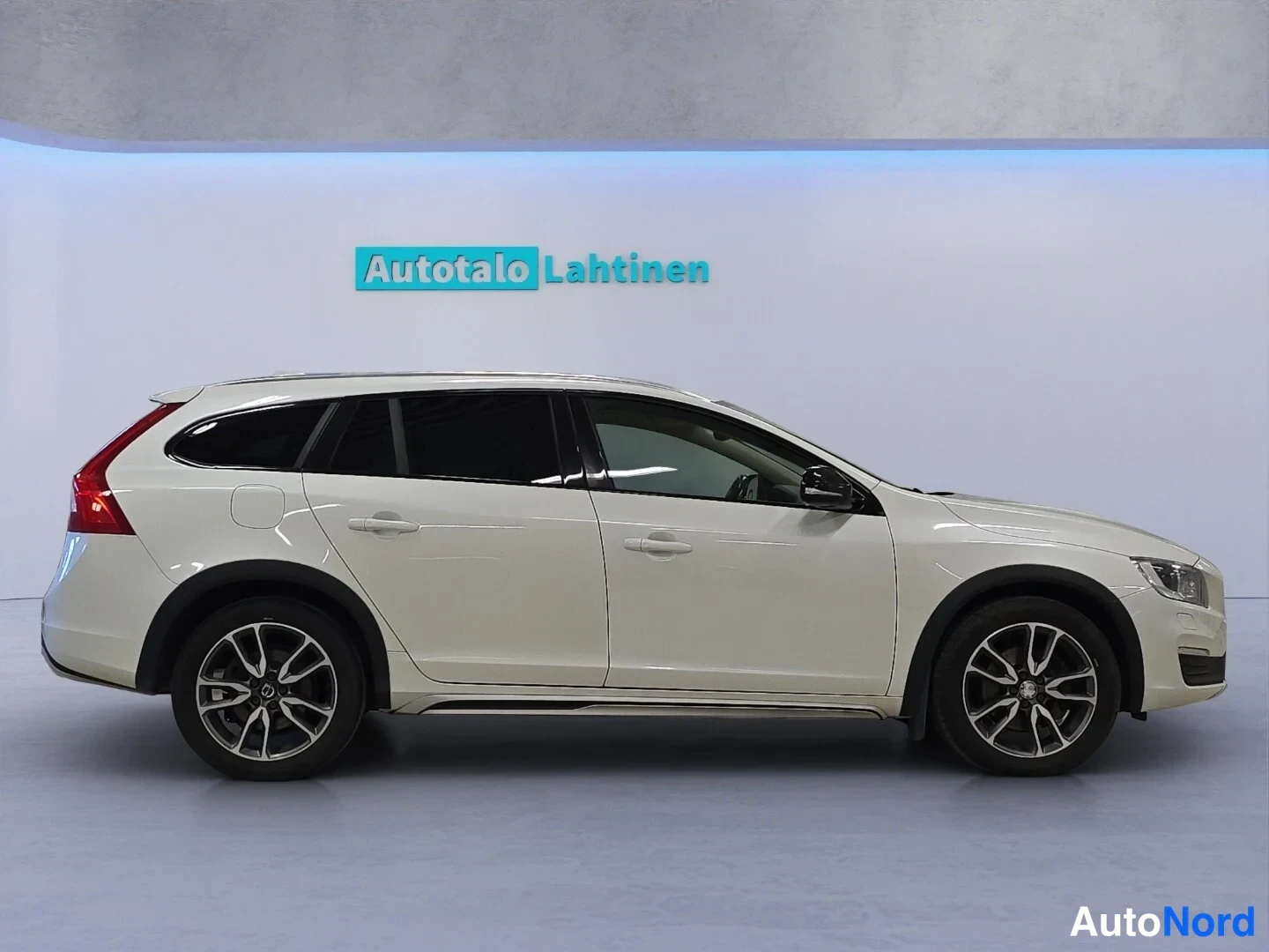 Valkoinen Volvo V60 Cross Country 2018, sivulta, kuva 5
