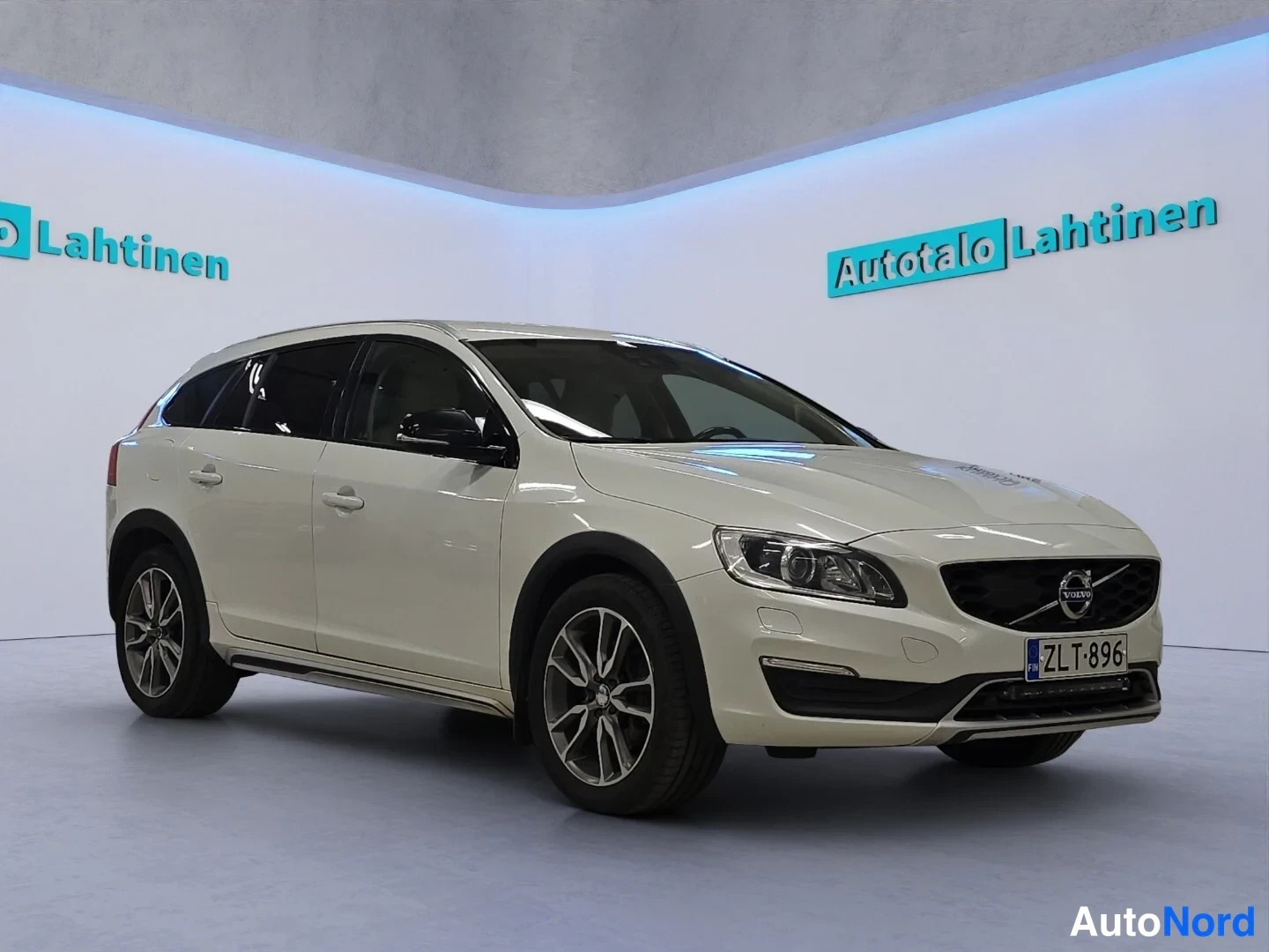 Valkoinen Volvo V60 Cross Country 2018, etuviisto, keula oikealle, kuva 3