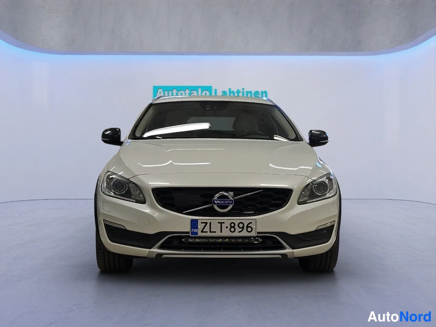 Valkoinen Volvo V60 Cross Country 2018, edestä, kuva 4