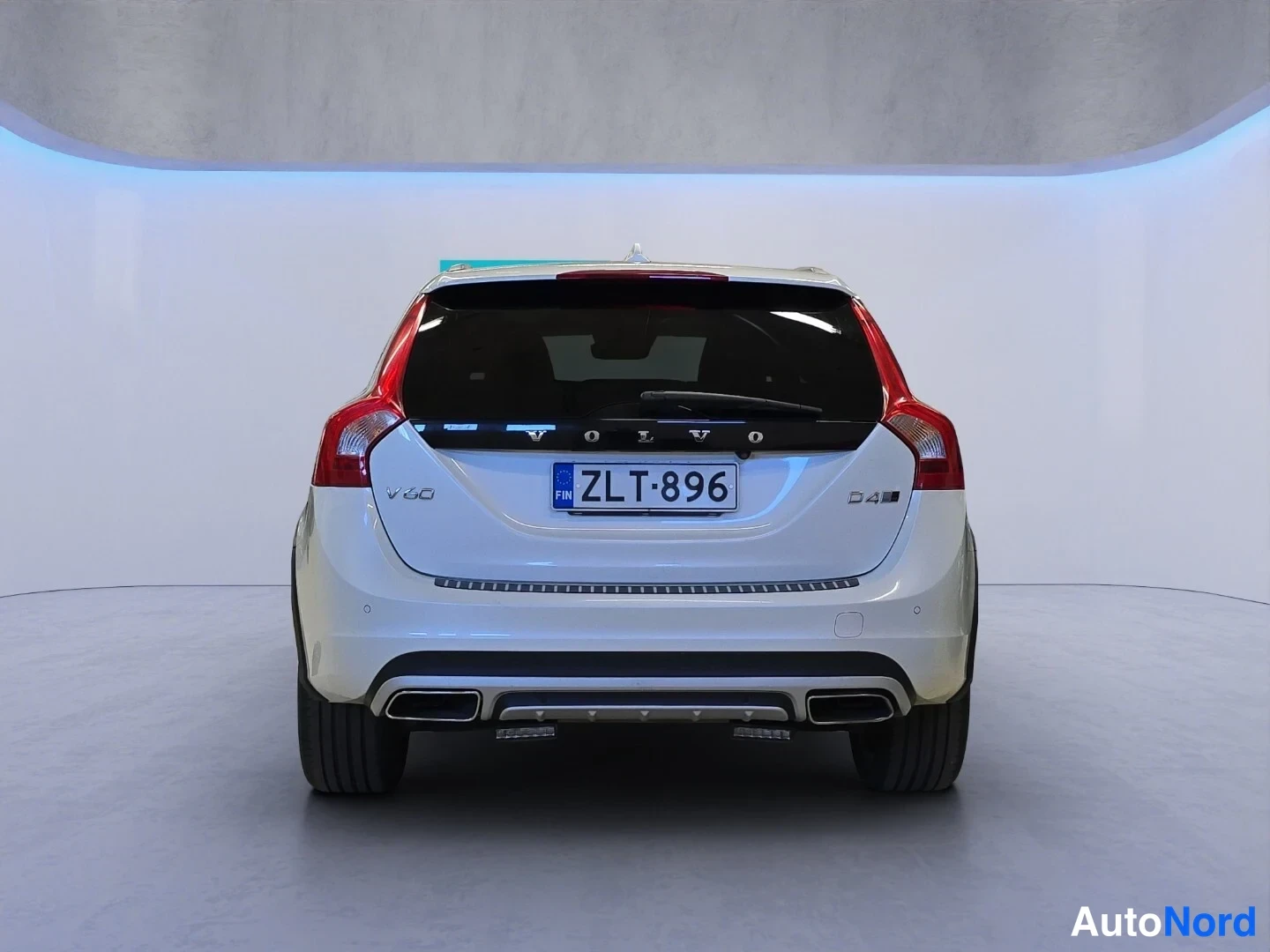Valkoinen Volvo V60 Cross Country 2018, takaa, kuva 8