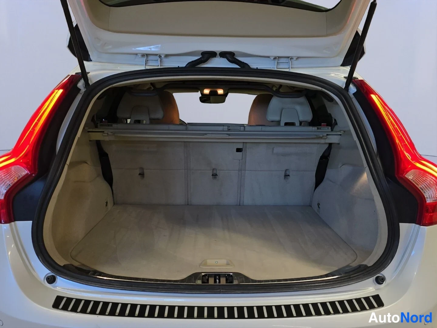 Valkoinen Volvo V60 Cross Country 2018, tavaratila, kuva 14