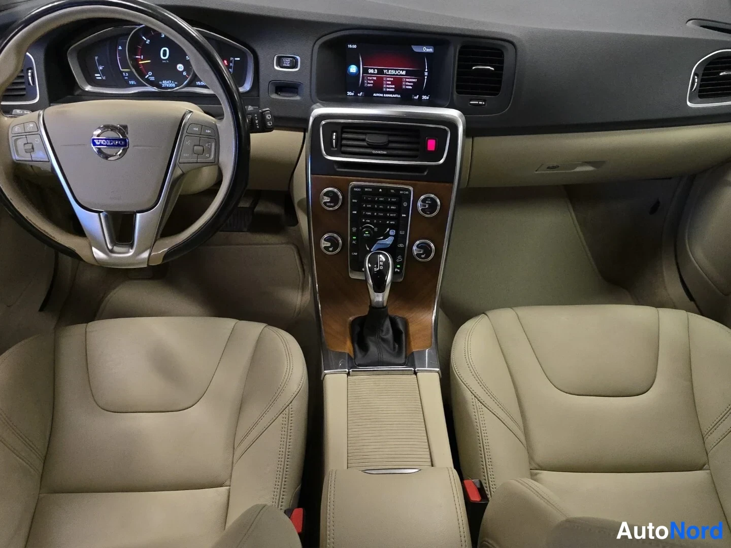 Valkoinen Volvo V60 Cross Country 2018, ohjaamo, kuva 9