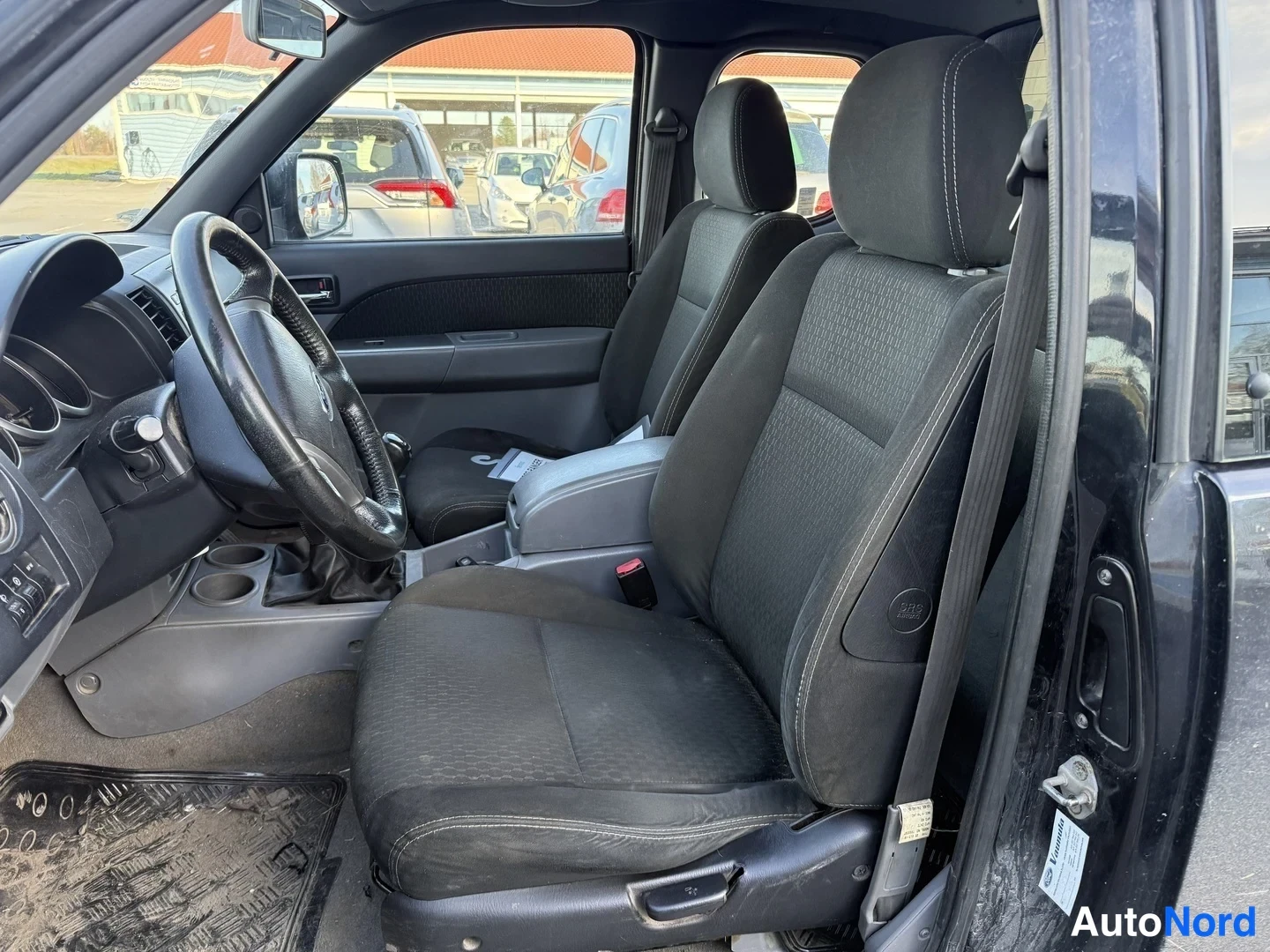 Musta Ford Ranger 2011, etuistuimet, kuva 3