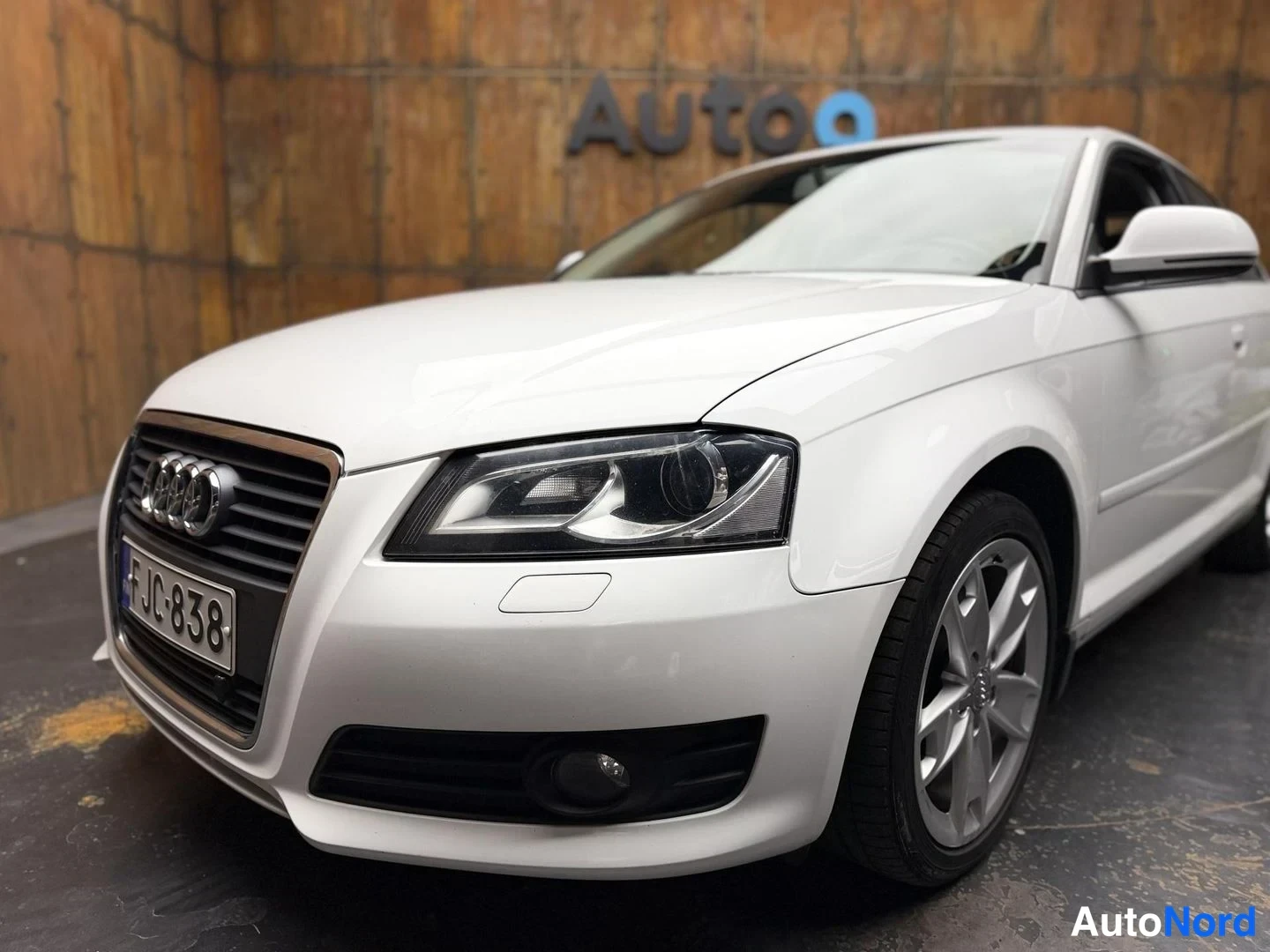 Valkoinen Audi A3 2008, etuviisto, keula vasemmalle, kuva 4