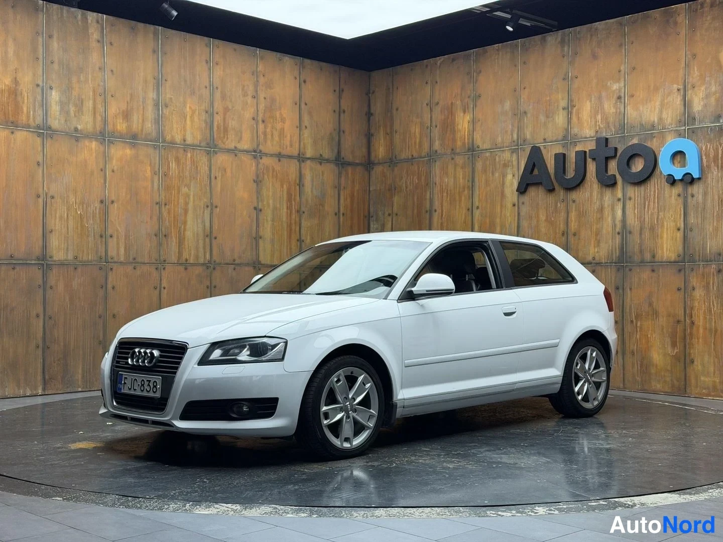 Valkoinen Audi A3 2008, etuviisto, keula vasemmalle, kuva 2