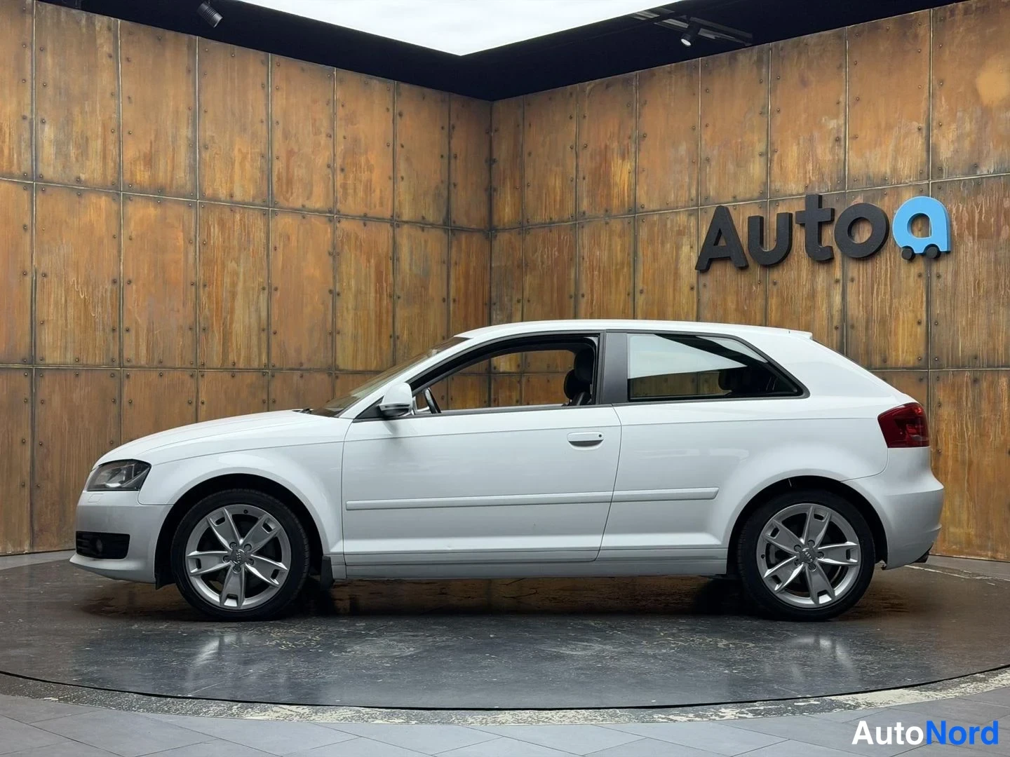 Valkoinen Audi A3 2008, etuviisto, keula vasemmalle, kuva 3