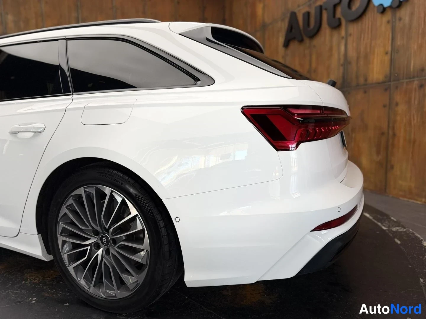 Valkoinen Audi A6 Avant 55 TFSI e 2020, takaviisto, kuva 14