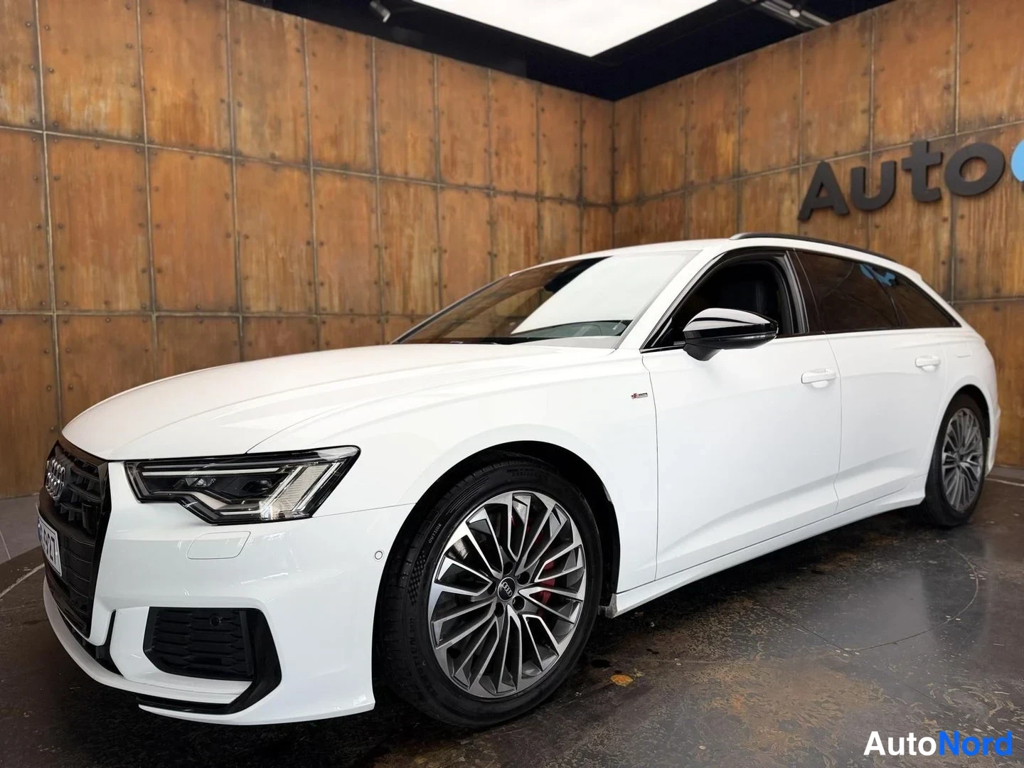 Valkoinen Audi A6 Avant 55 TFSI e 2020, etuviisto, keula vasemmalle, kuva 2