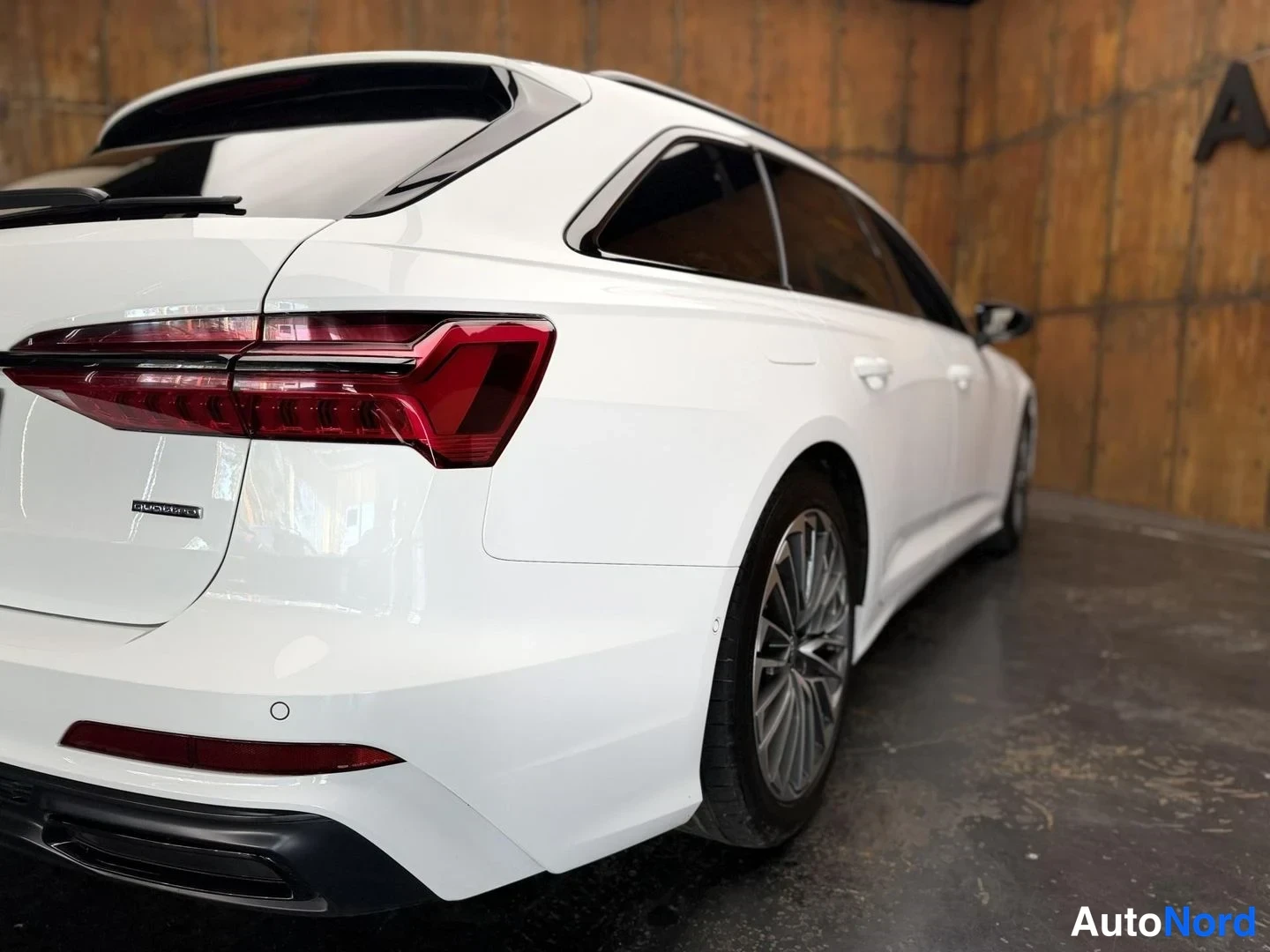 Valkoinen Audi A6 Avant 55 TFSI e 2020, takaviisto, kuva 15