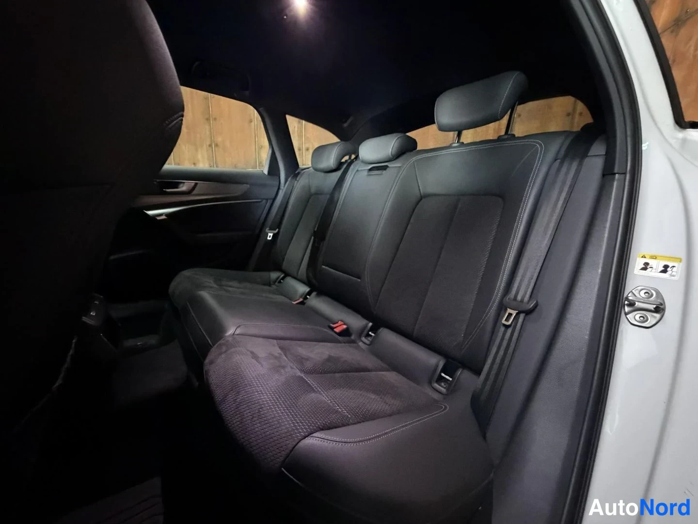 Valkoinen Audi A6 Avant 55 TFSI e 2020, takaistuimet, kuva 23
