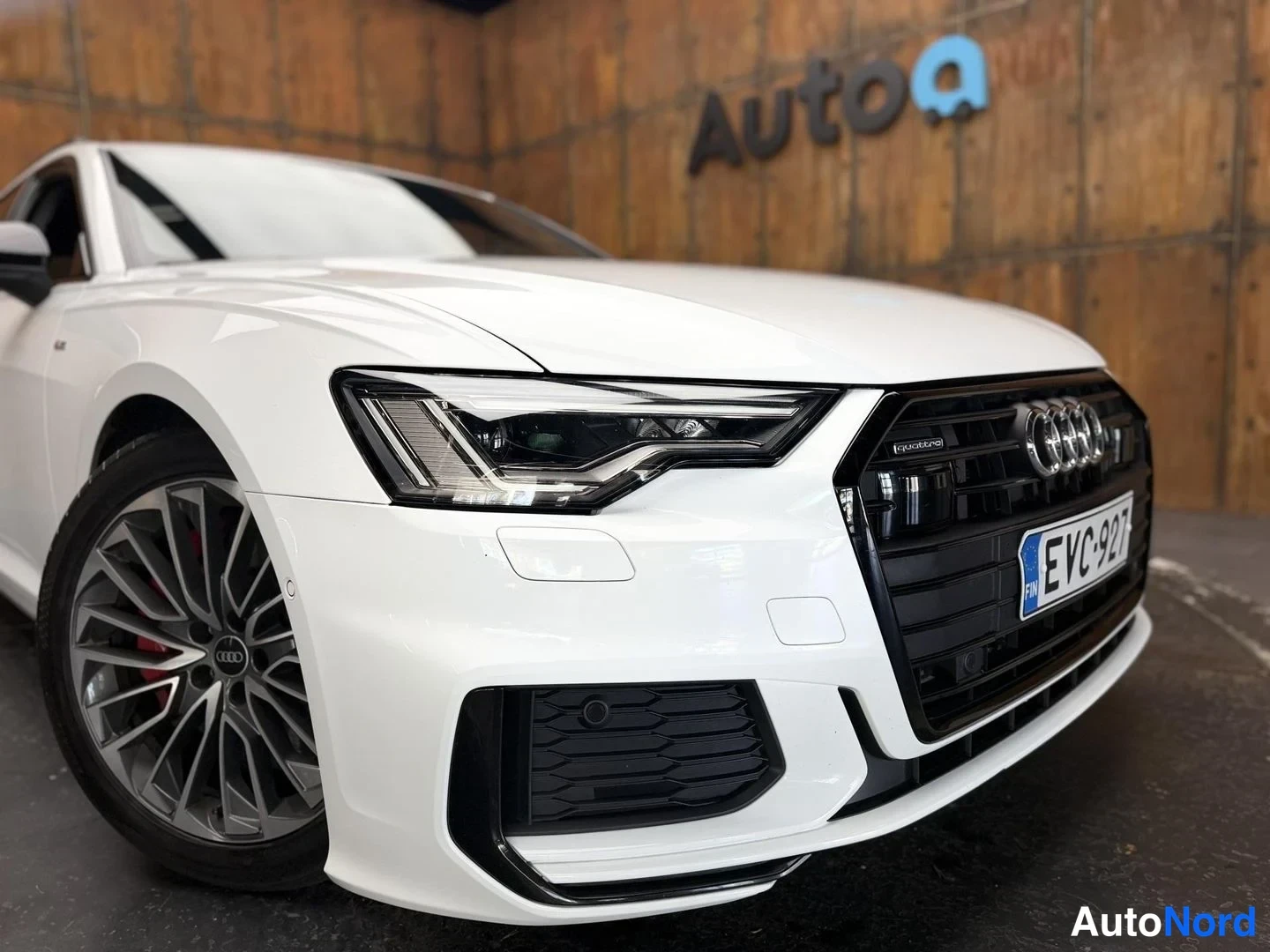 Valkoinen Audi A6 Avant 55 TFSI e 2020, etuviisto, keula oikealle, kuva 4