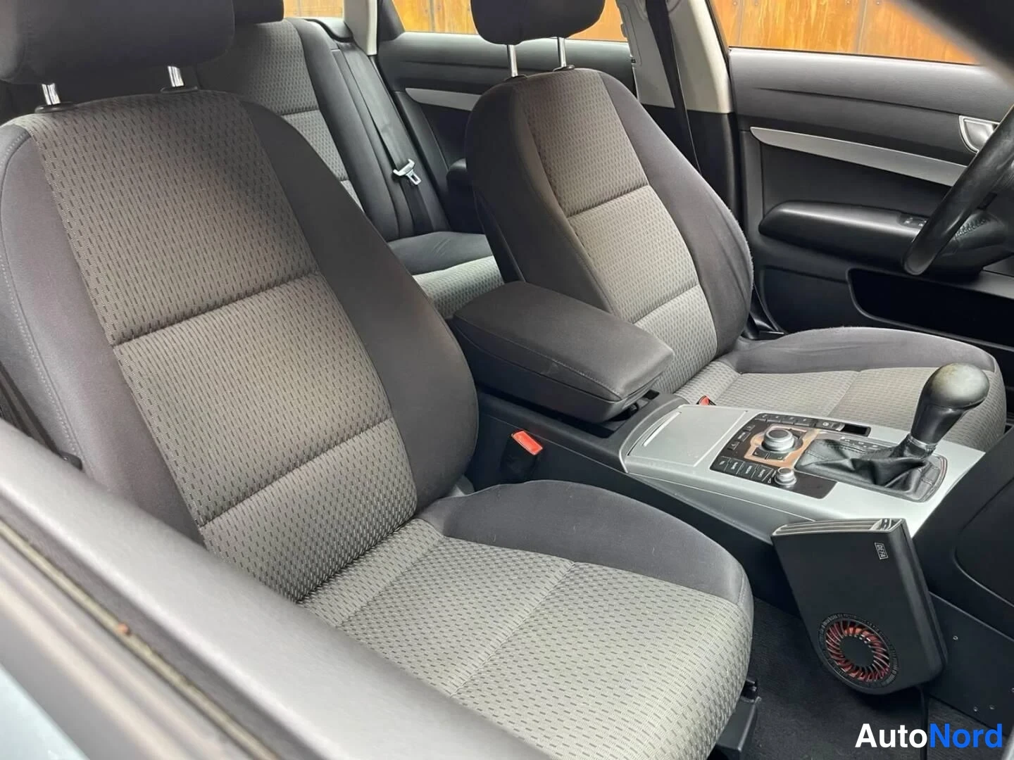 Harmaa Audi A6 2009, etuistuimet, kuva 19