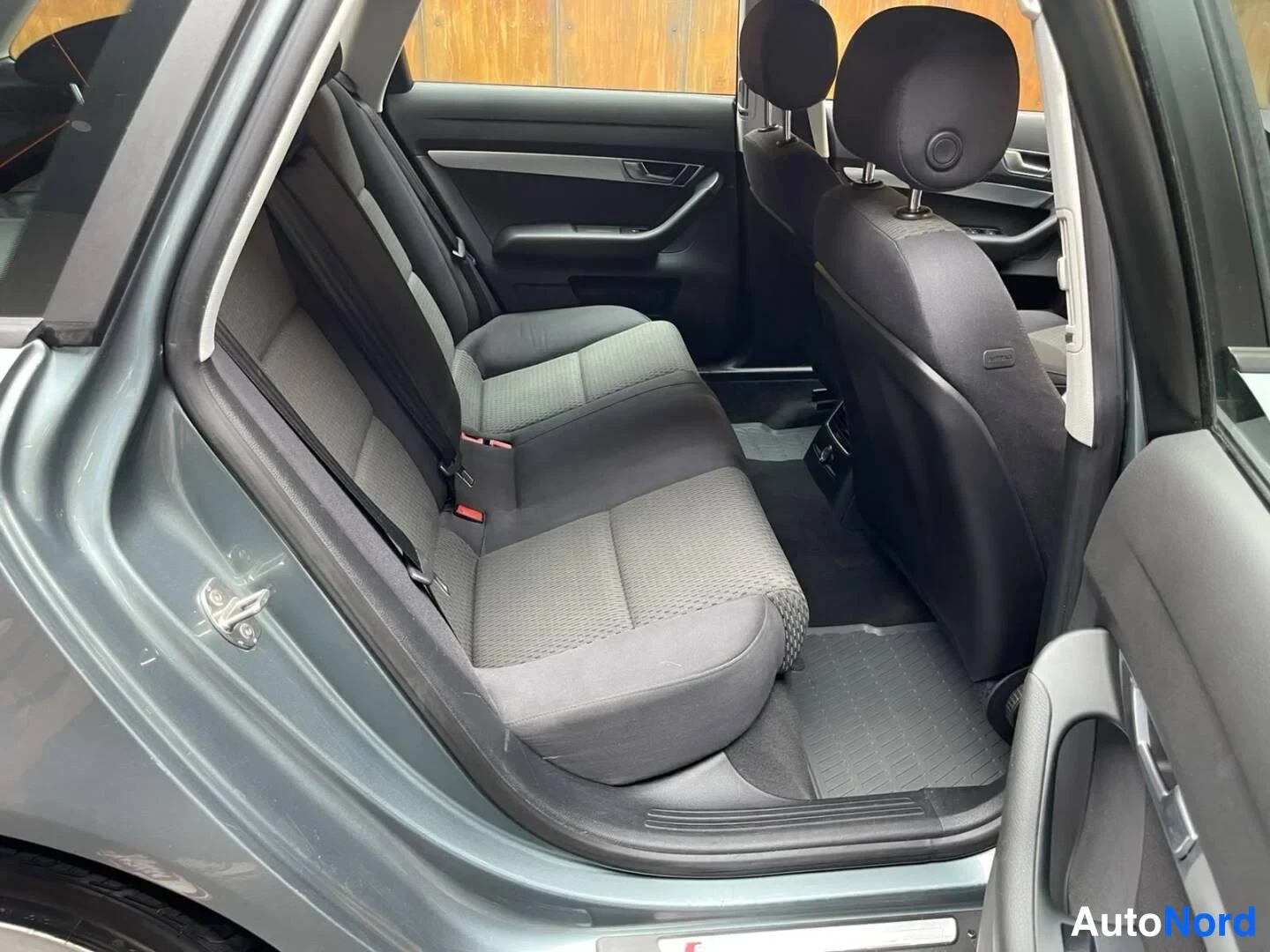 Harmaa Audi A6 2009, takaistuimet, kuva 20