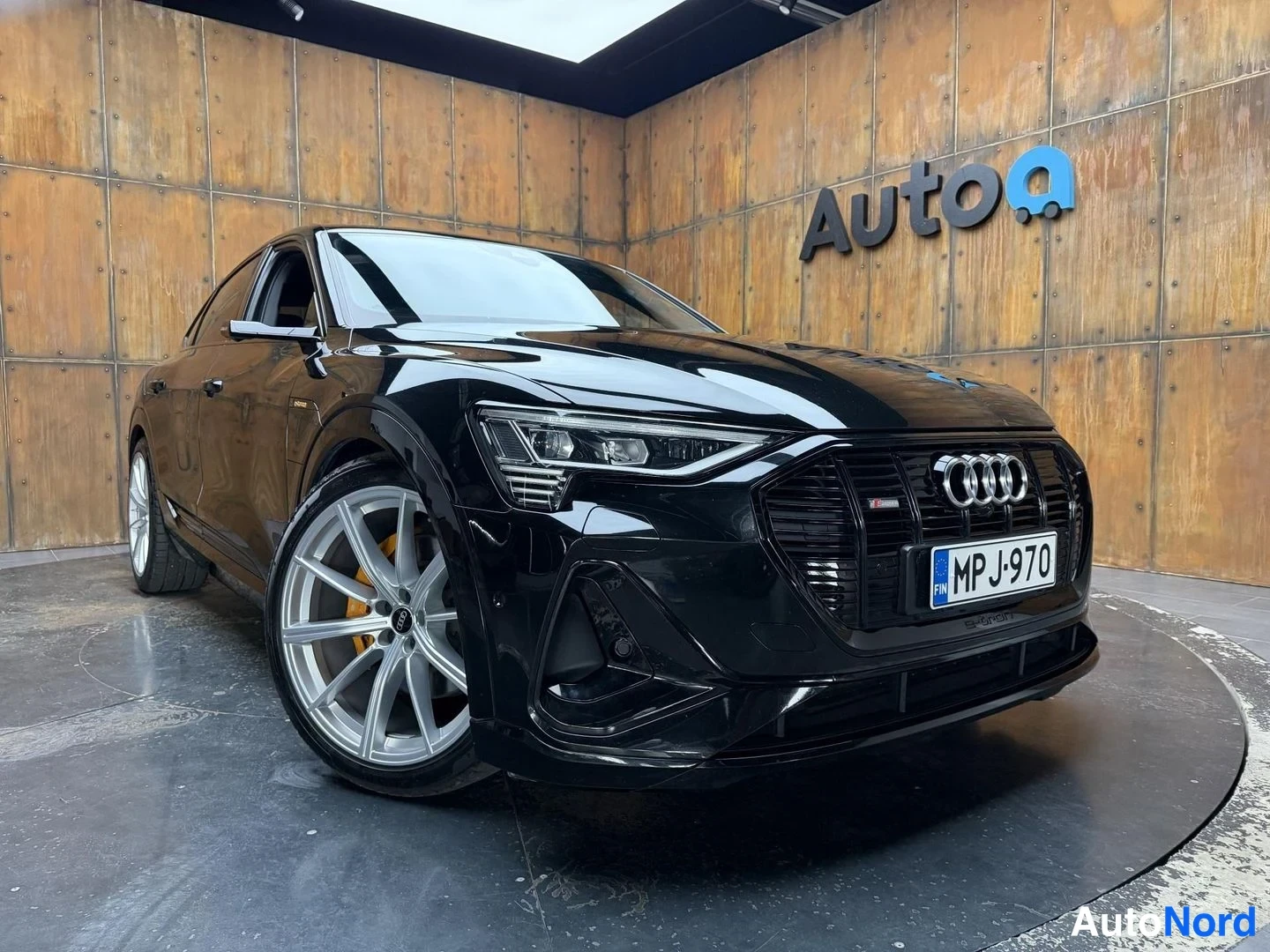 Musta Audi e-tron S 2021, etuviisto, keula oikealle, kuva 8