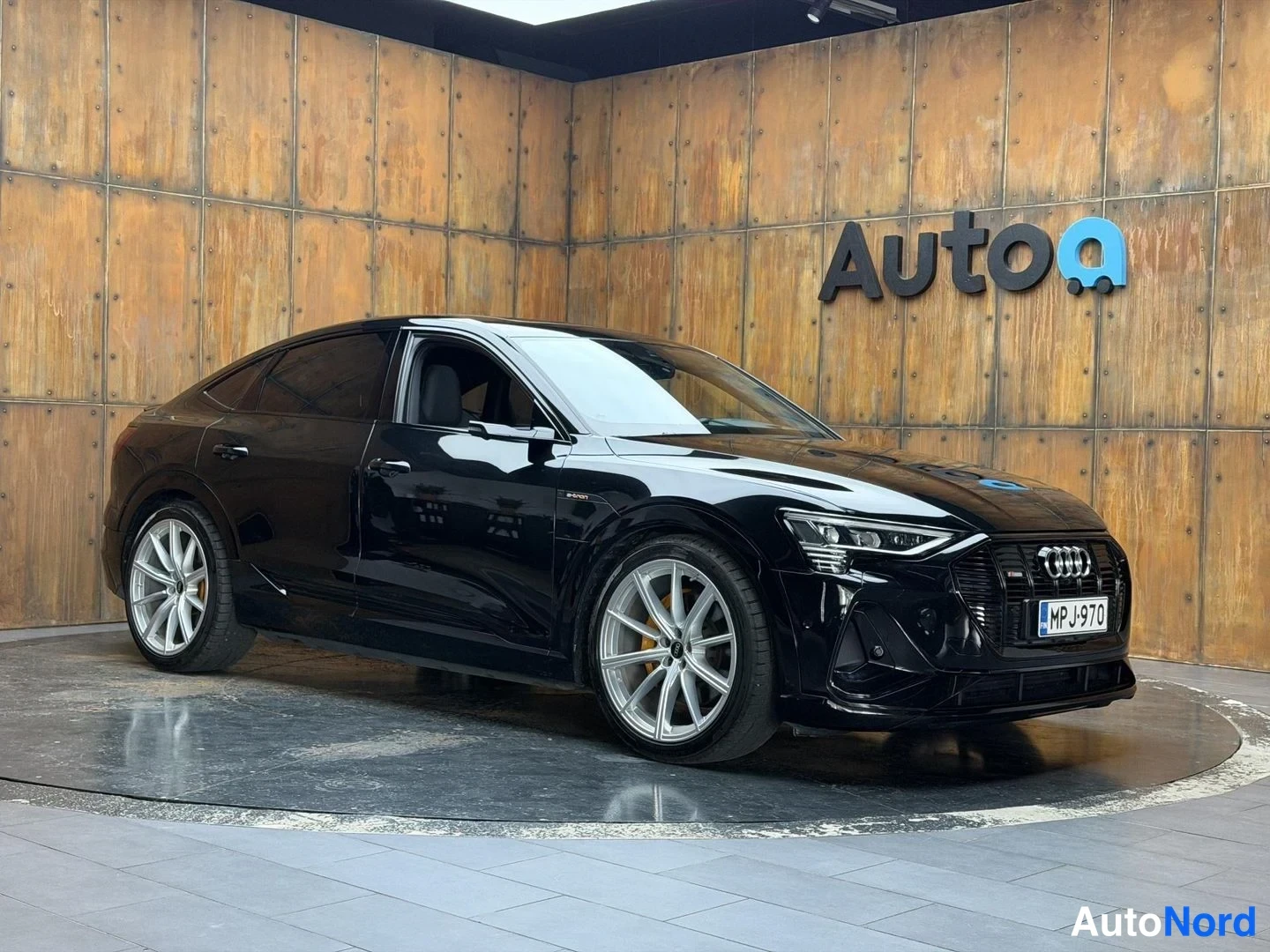 Musta Audi e-tron S 2021, etuviisto, keula oikealle, kuva 5