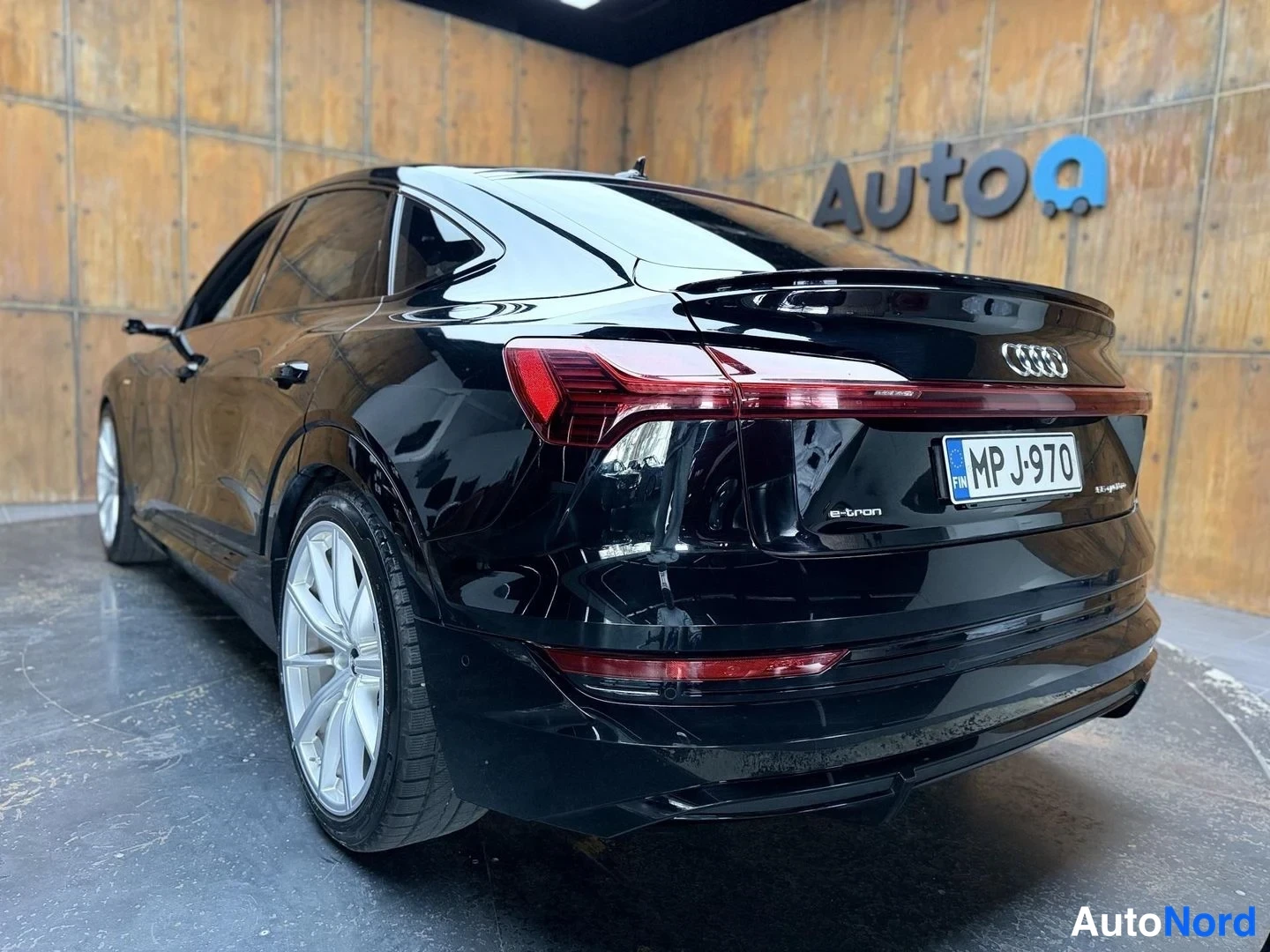Musta Audi e-tron S 2021, takaviisto, kuva 11