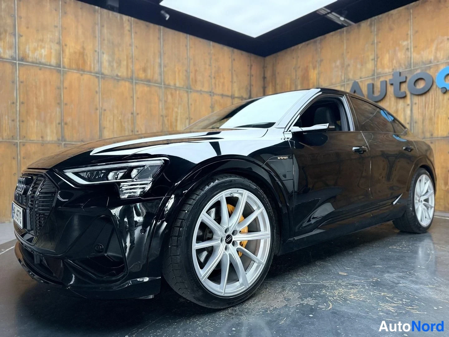 Musta Audi e-tron S 2021, etuviisto, keula vasemmalle, kuva 3