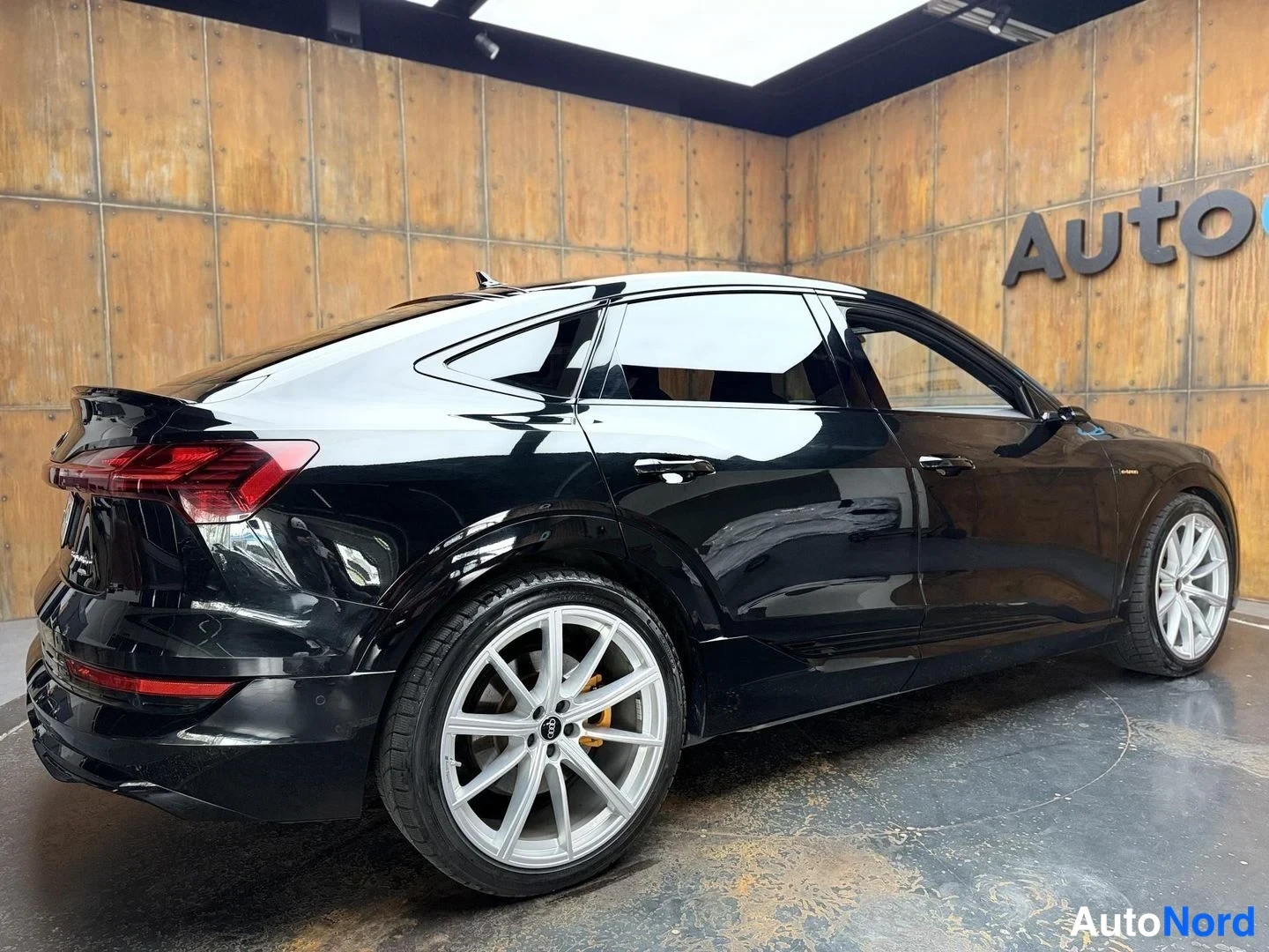 Musta Audi e-tron S 2021, takaviisto, kuva 12