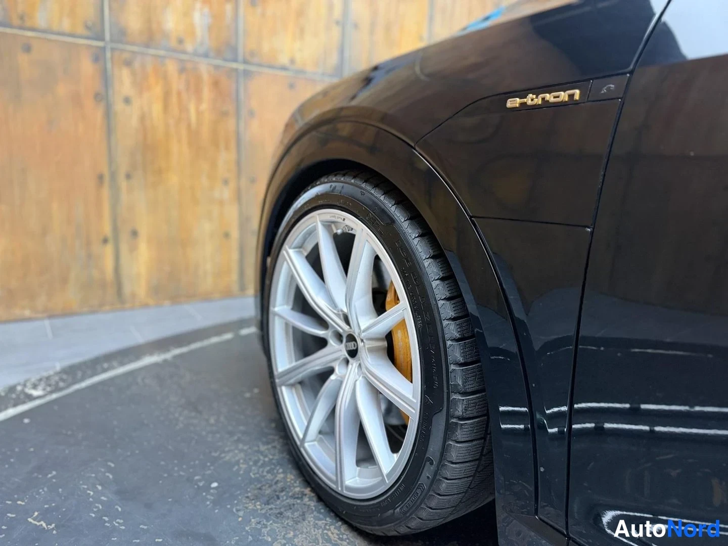 Musta Audi e-tron S 2021, yksityiskohta, kuva 27