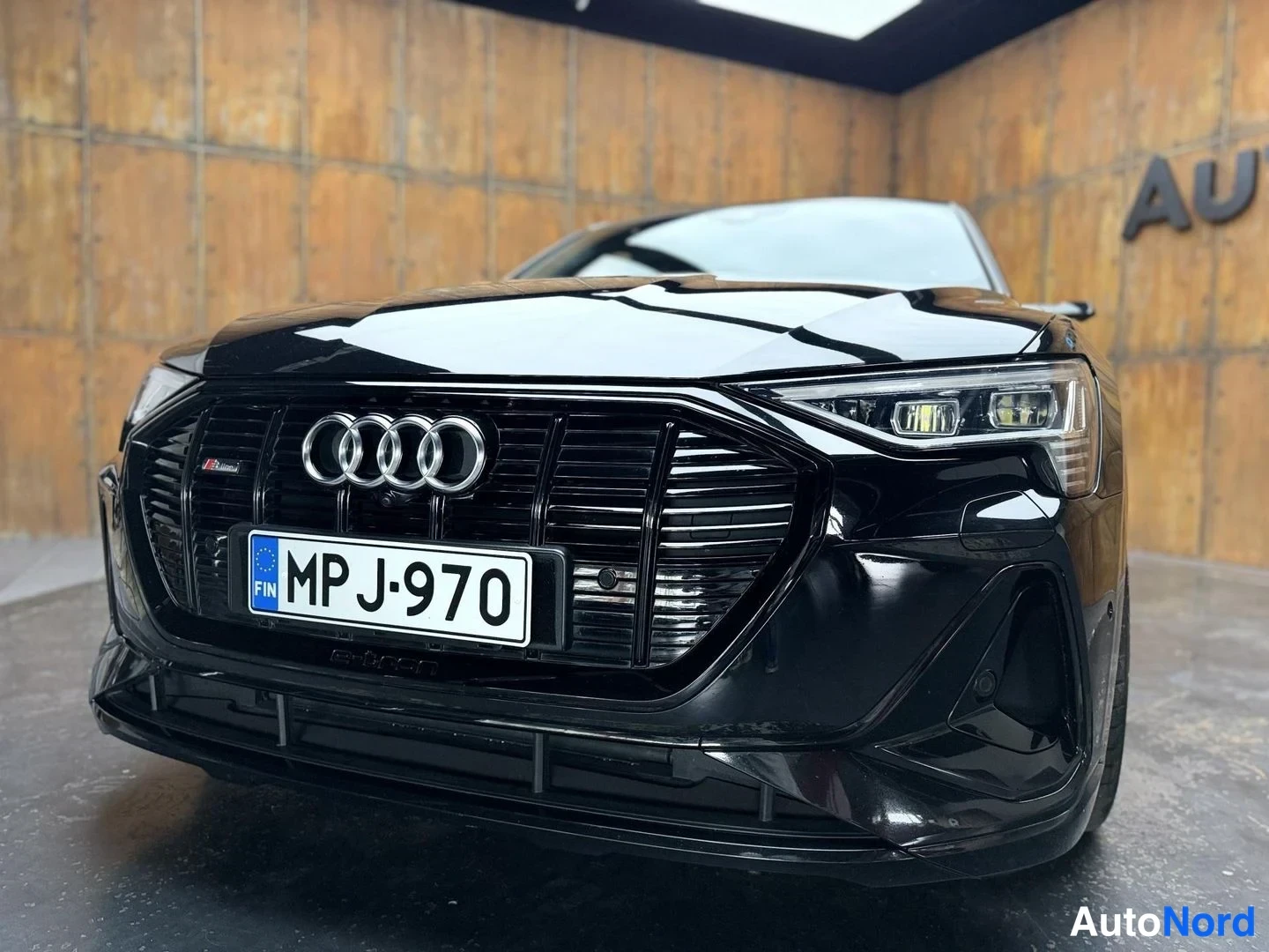 Musta Audi e-tron S 2021, edestä, kuva 9