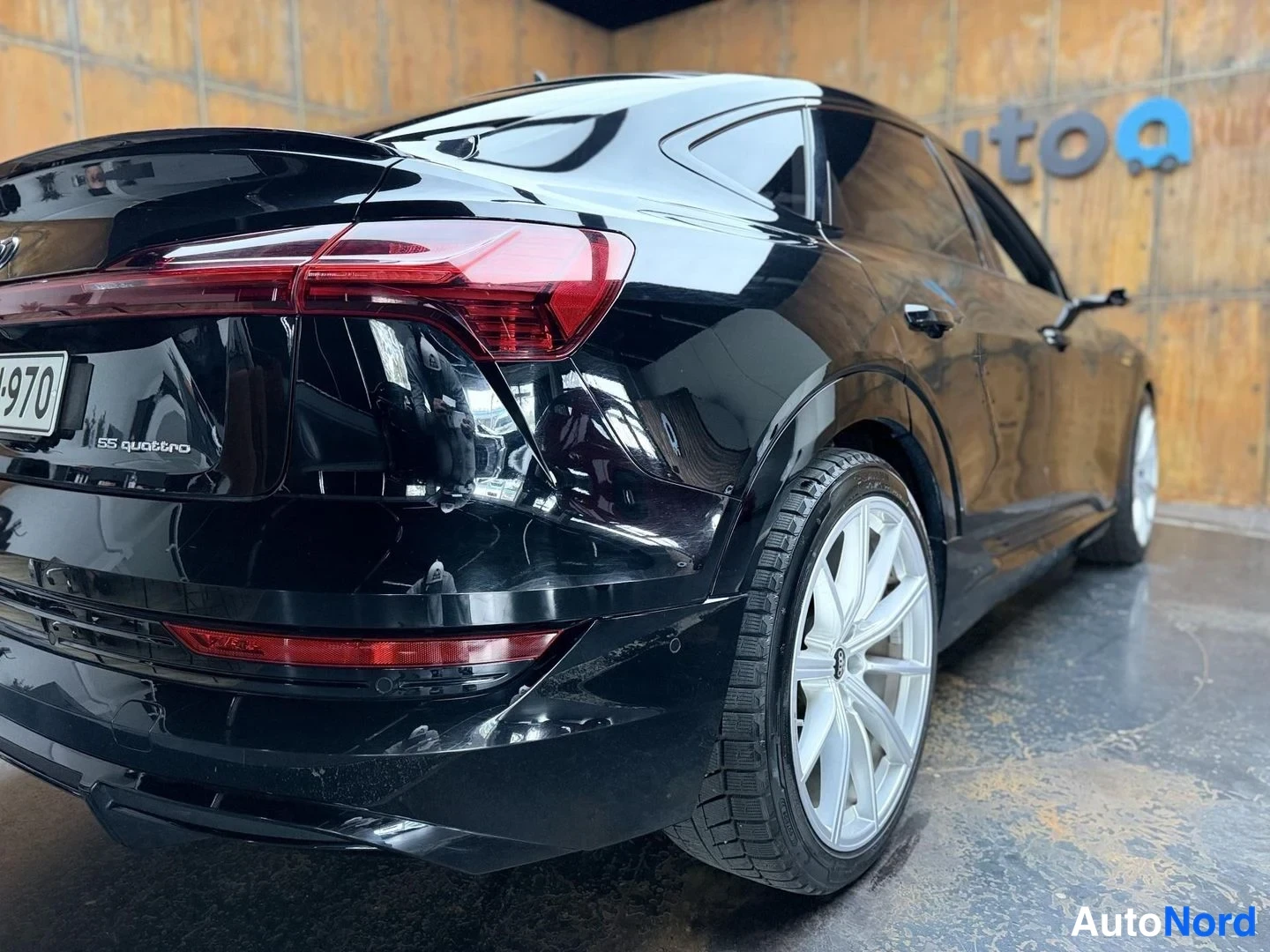 Musta Audi e-tron S 2021, takaviisto, kuva 15