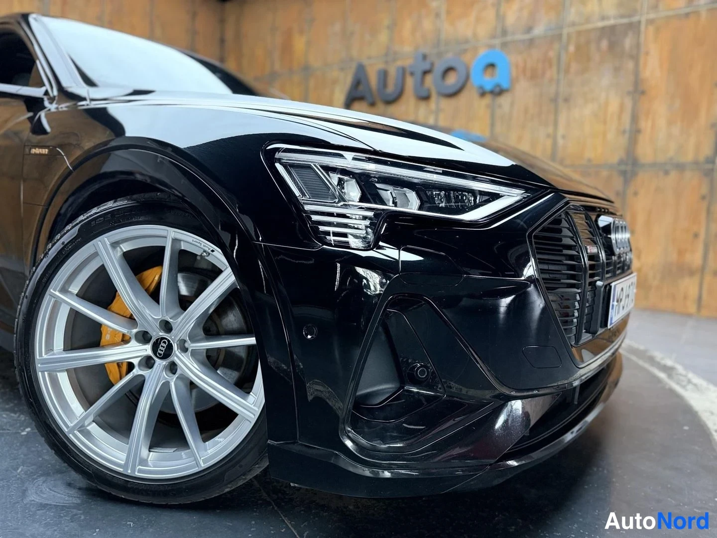 Musta Audi e-tron S 2021, etuviisto, keula oikealle, kuva 7