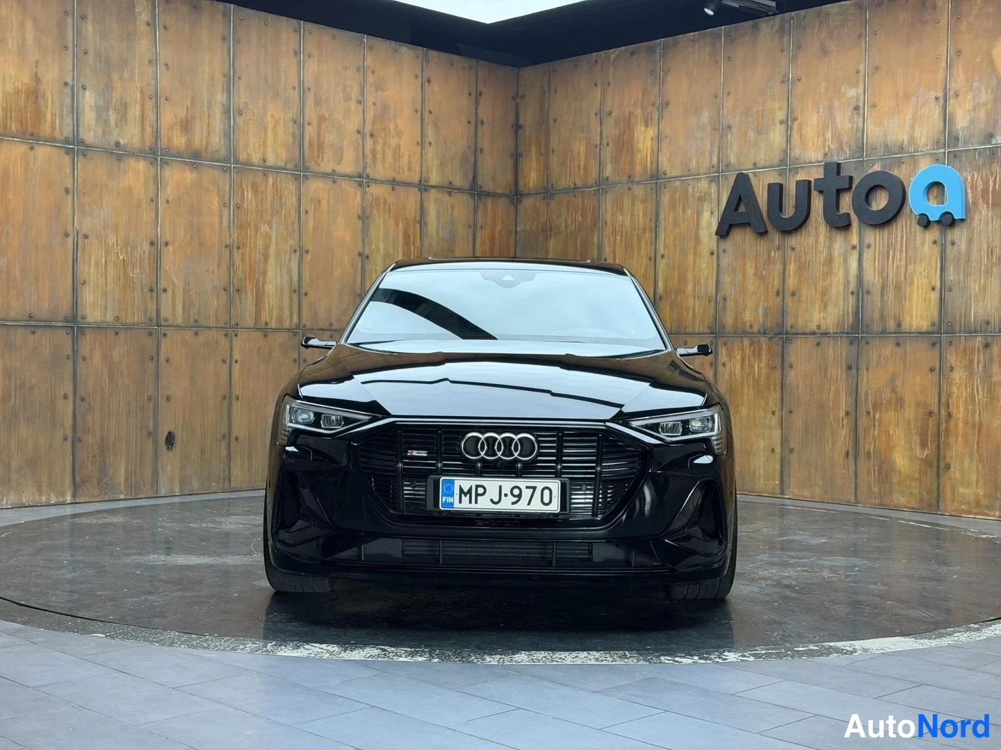 Musta Audi e-tron S 2021, edestä, kuva 10