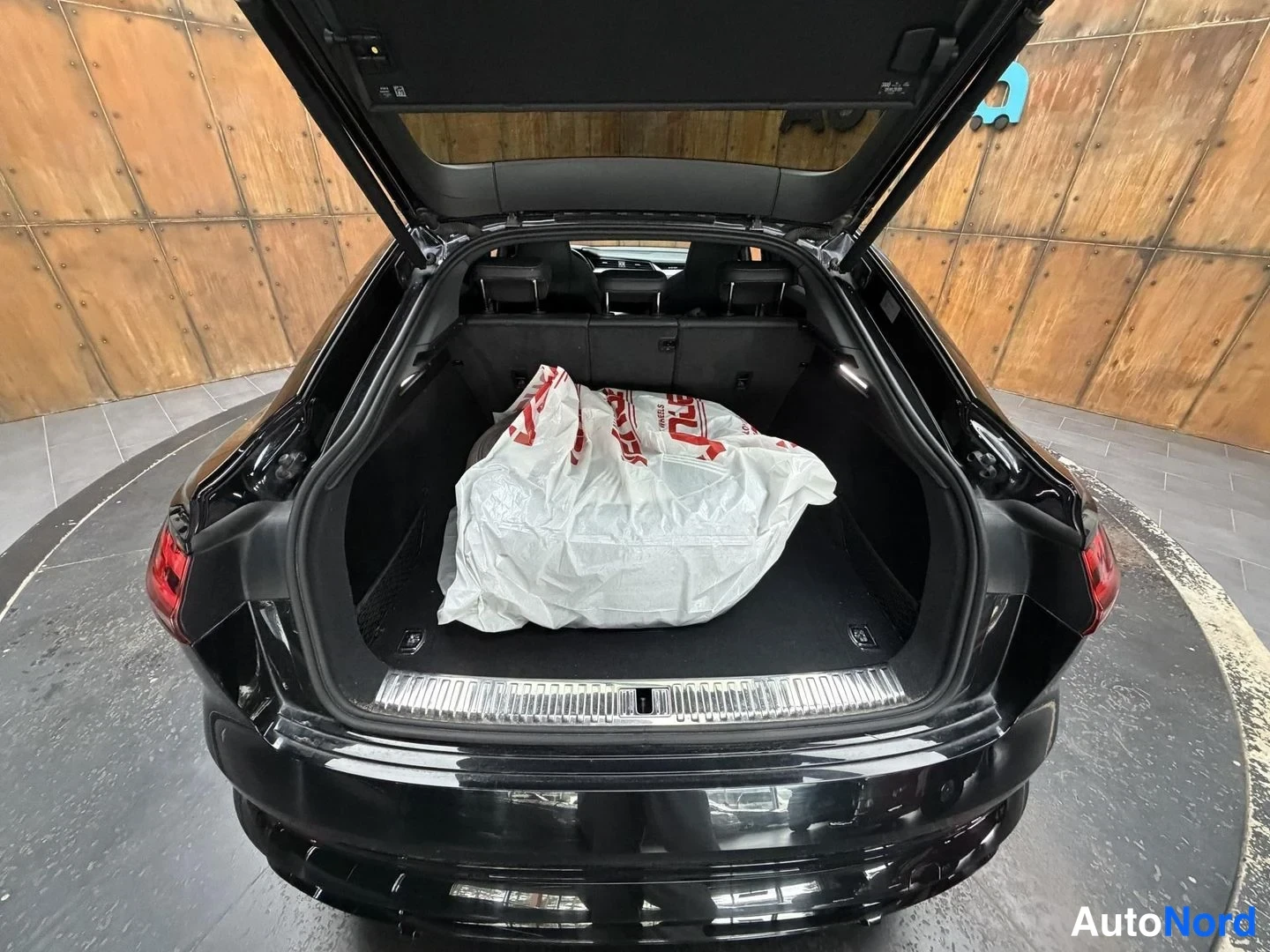 Musta Audi e-tron S 2021, takaa, kuva 18