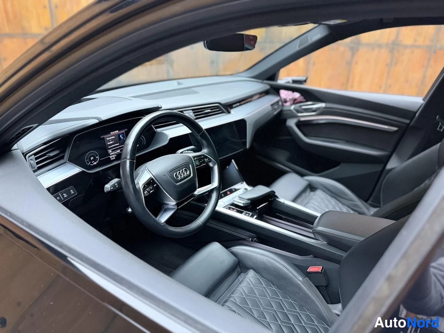 Musta Audi e-tron S 2021, ohjaamo, kuva 19
