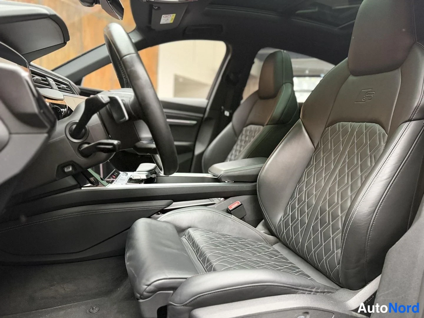 Musta Audi e-tron S 2021, etuistuimet, kuva 22