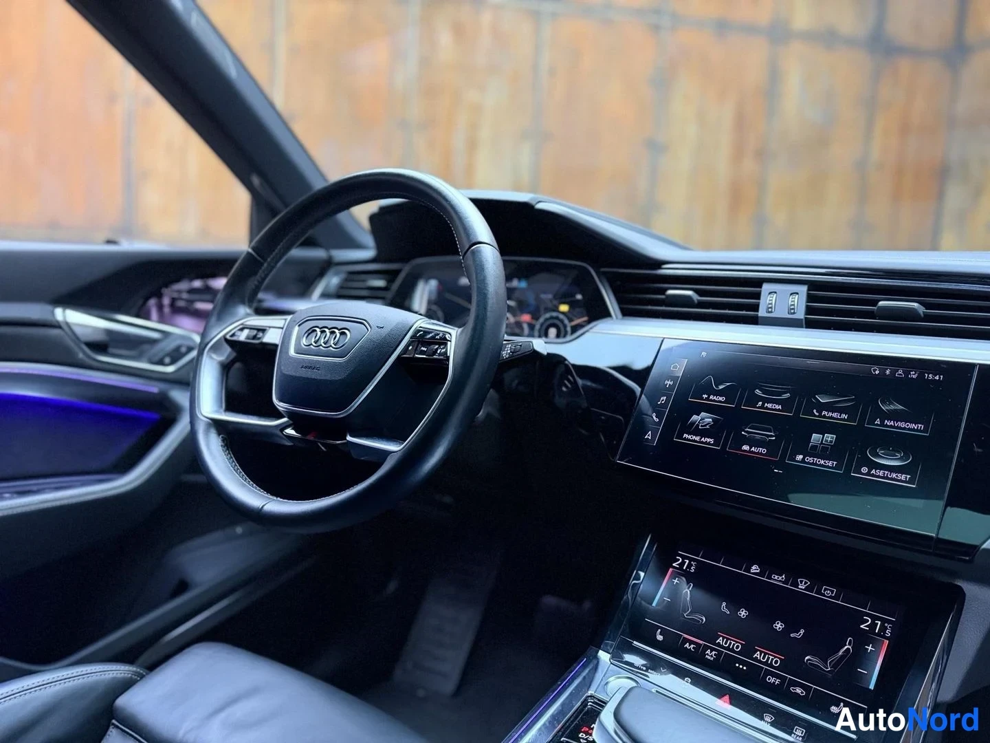 Musta Audi e-tron S 2021, ohjaamo, kuva 21