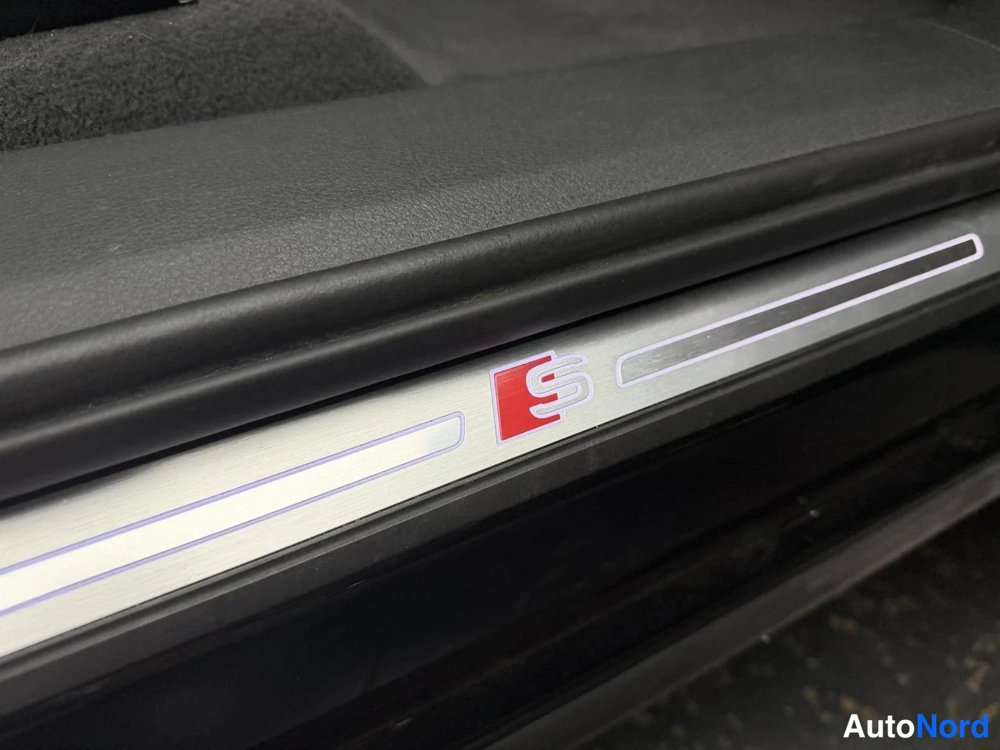 Musta Audi e-tron S 2021, yksityiskohta, kuva 30