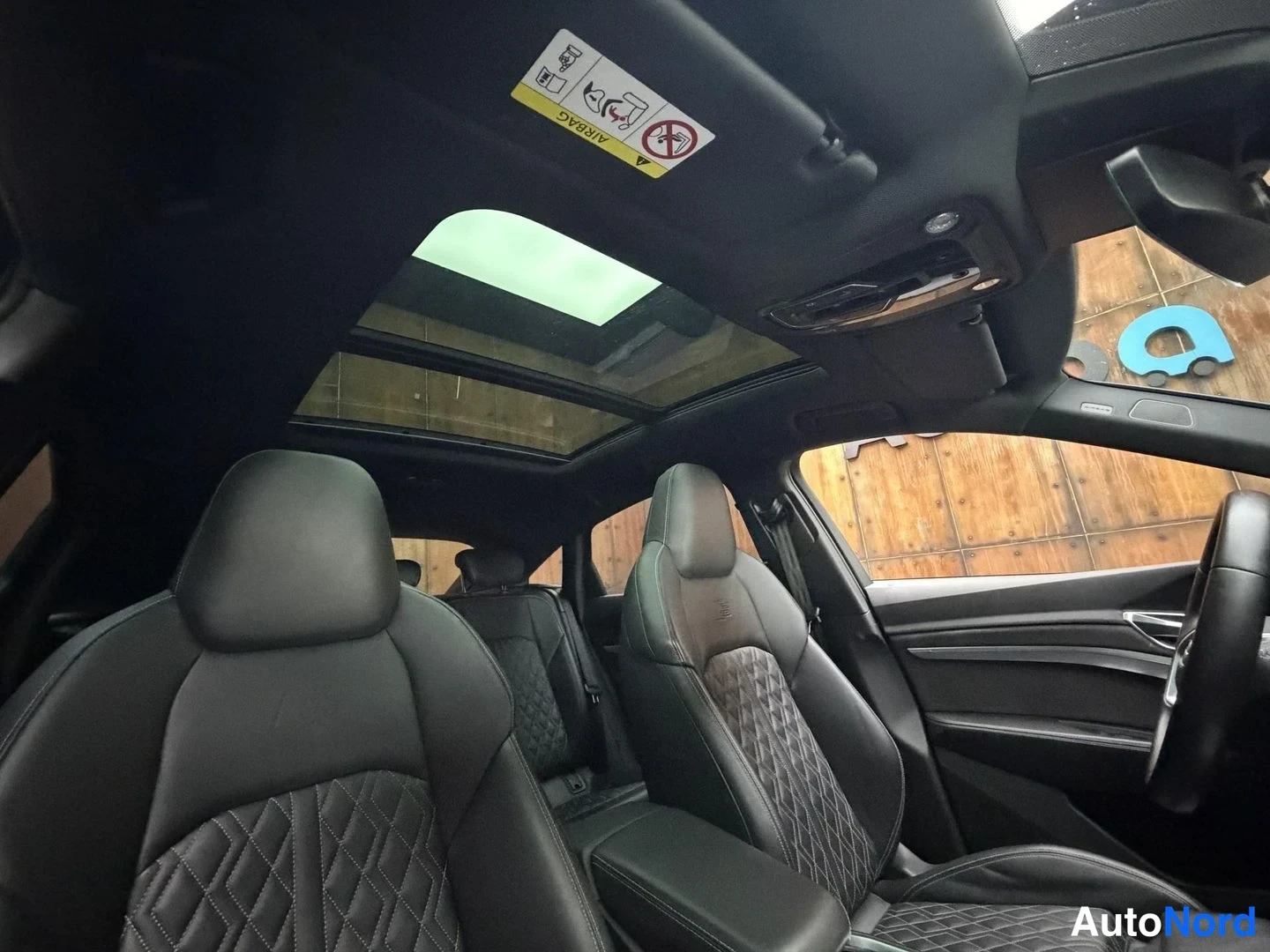 Musta Audi e-tron S 2021, etuistuimet, kuva 24
