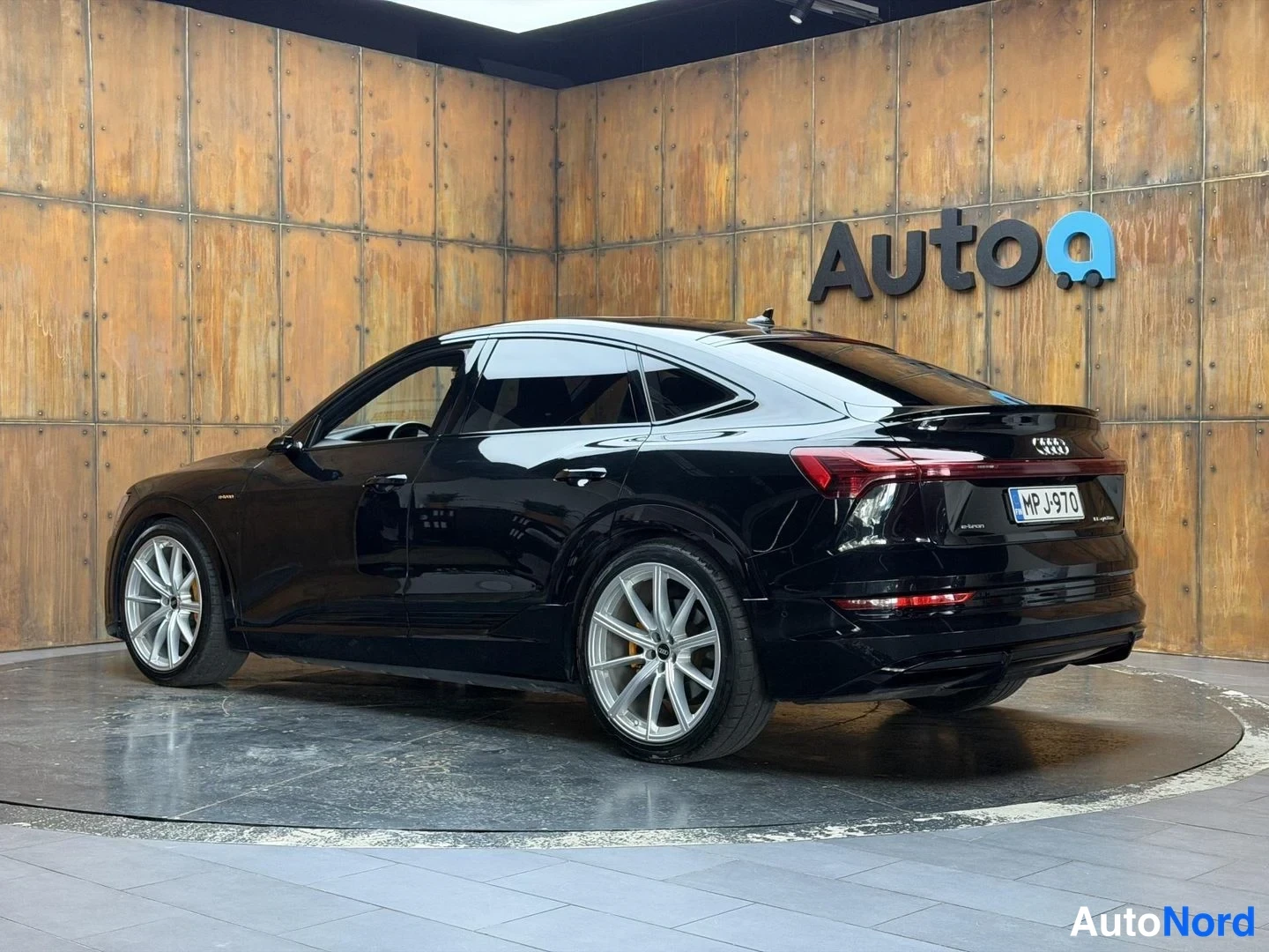 Musta Audi e-tron S 2021, takaviisto, kuva 13
