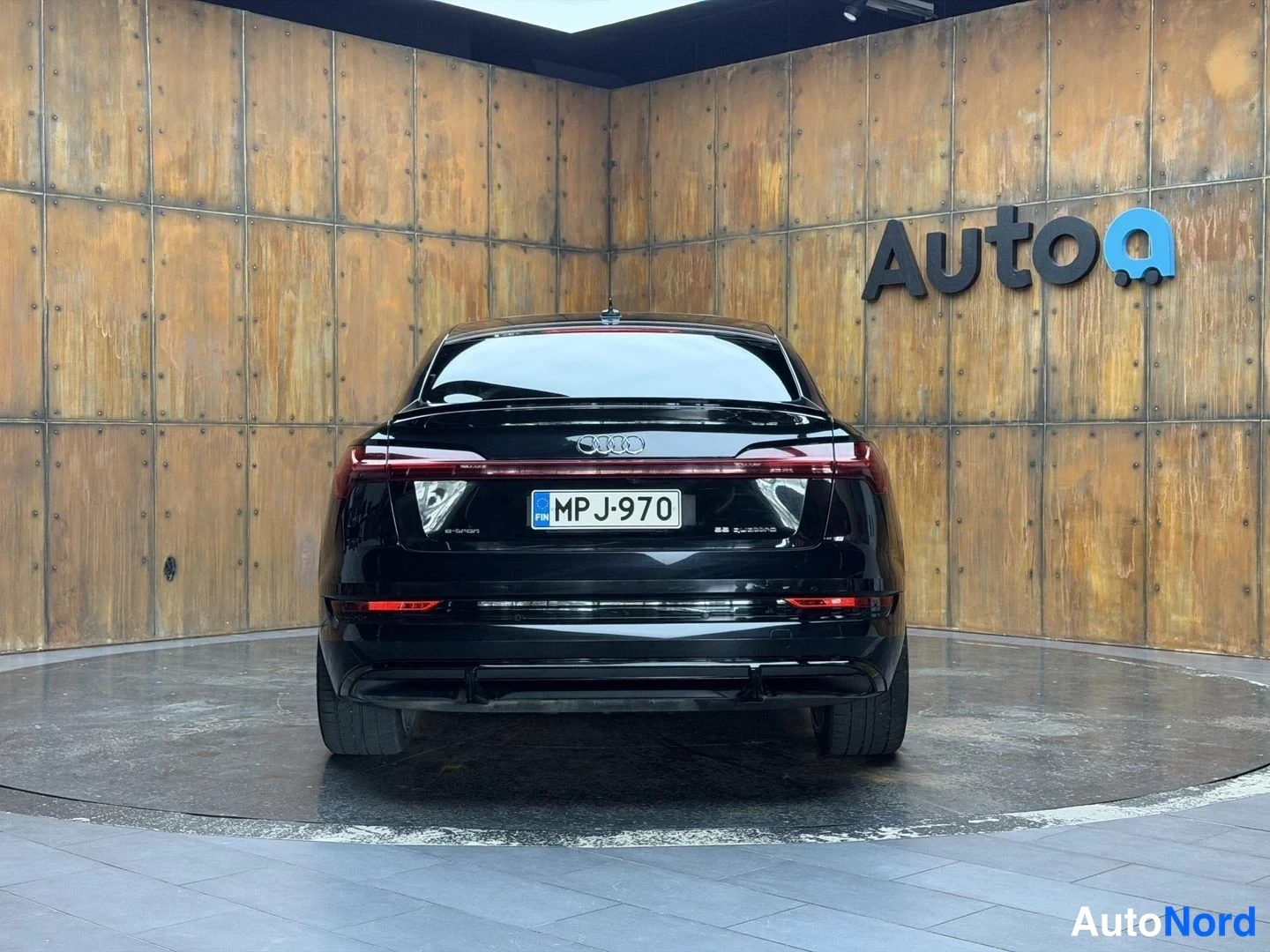 Musta Audi e-tron S 2021, takaa, kuva 17