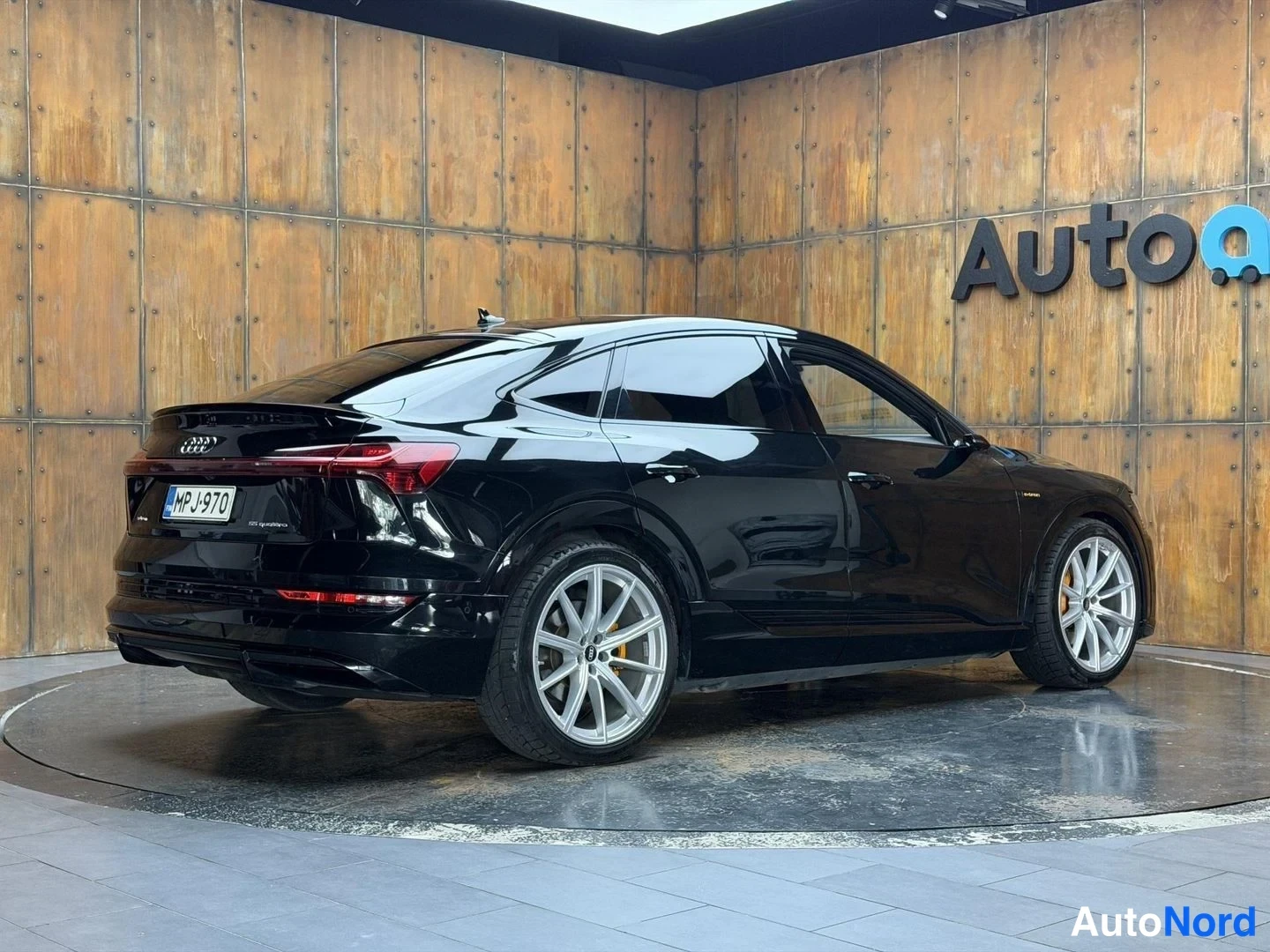 Musta Audi e-tron S 2021, takaviisto, kuva 14
