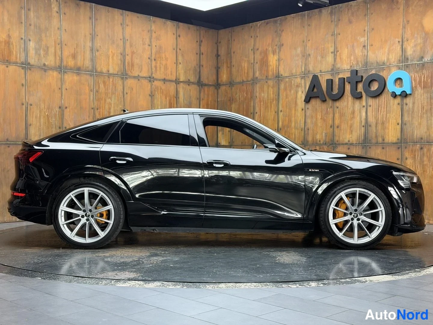 Musta Audi e-tron S 2021, etuviisto, keula oikealle, kuva 4