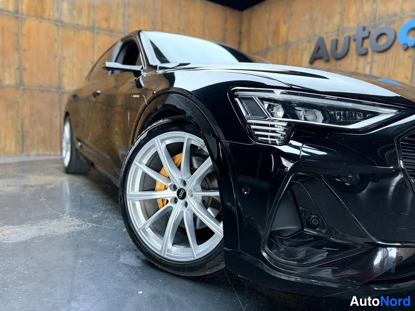 Musta Audi e-tron S 2021, etuviisto, keula oikealle, kuva 6