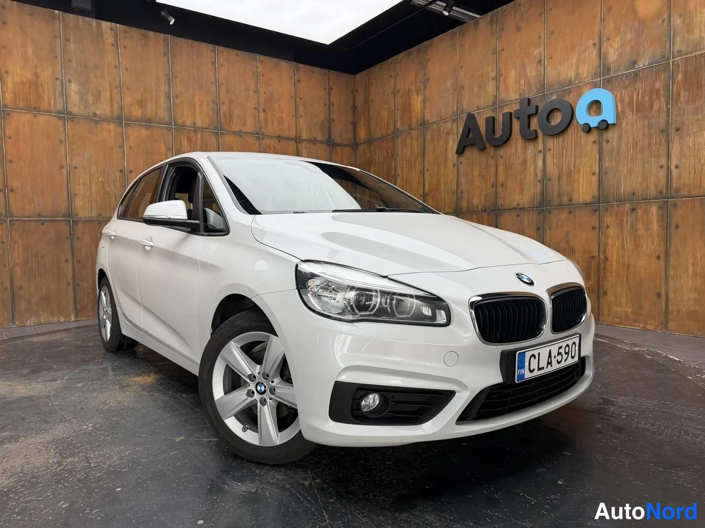 Valkoinen BMW 218d xDrive 2018, etuviisto, keula oikealle, kuva 5