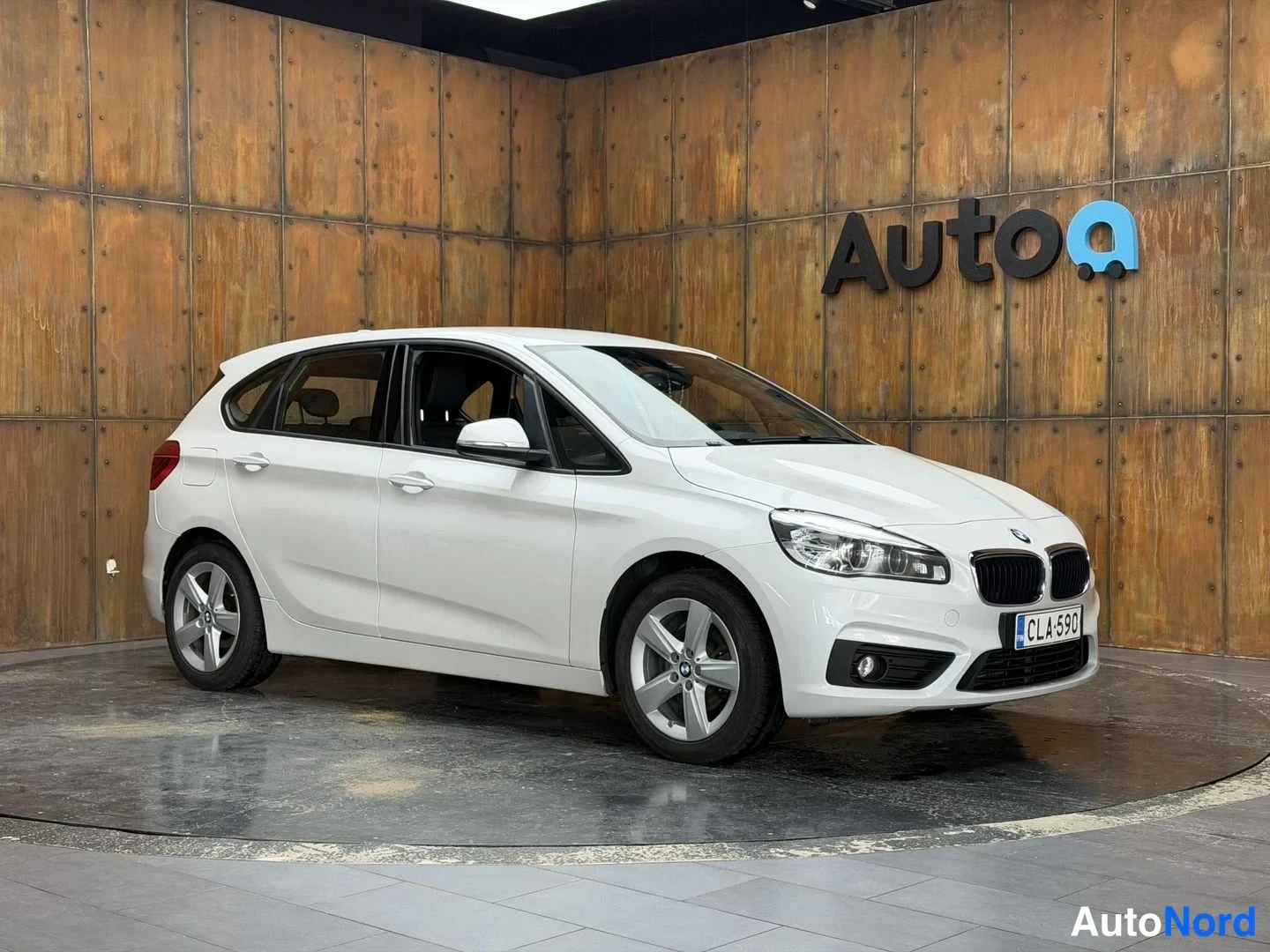 Valkoinen BMW 218d xDrive 2018, etuviisto, keula oikealle, kuva 6