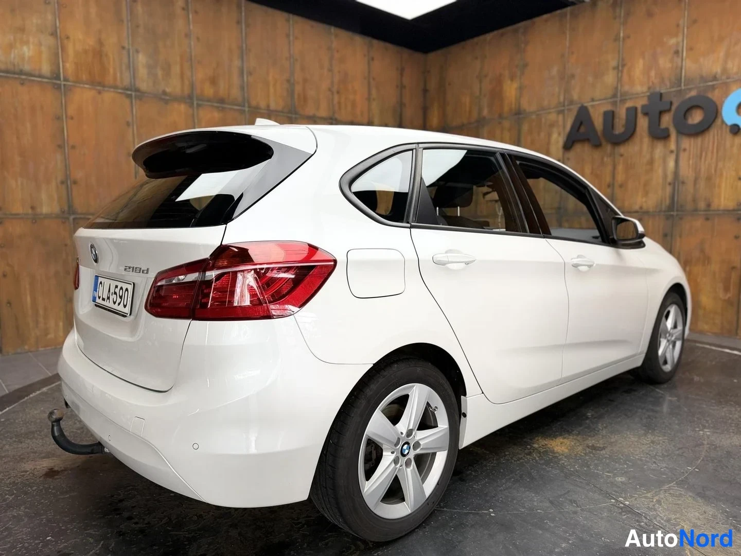 Valkoinen BMW 218d xDrive 2018, takaviisto, kuva 12