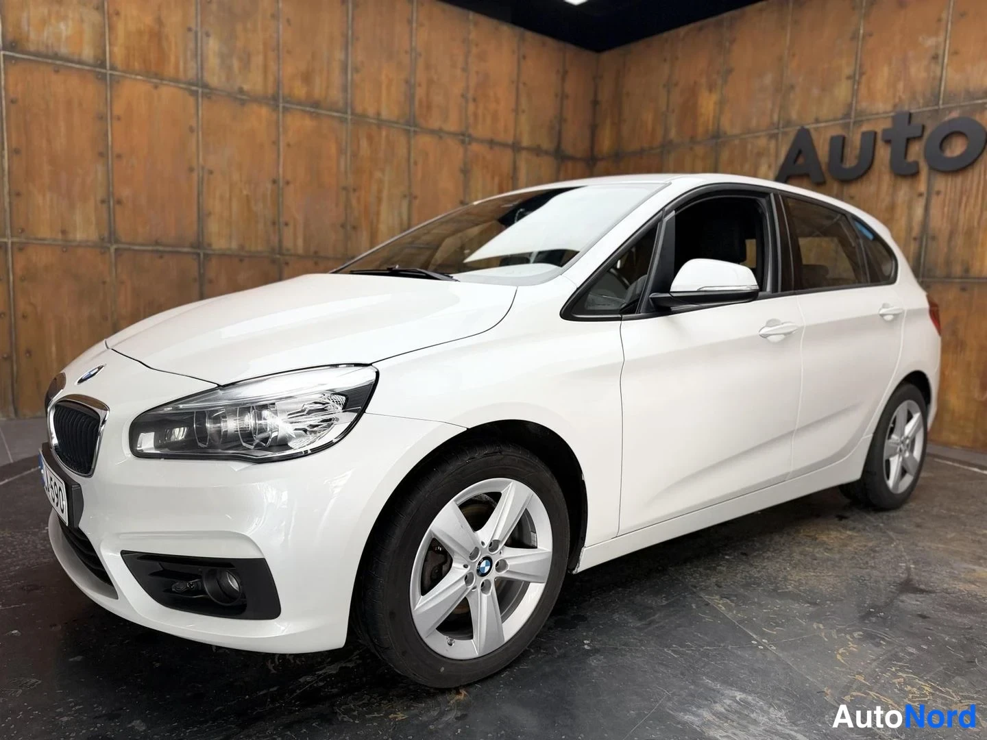 Valkoinen BMW 218d xDrive 2018, etuviisto, keula vasemmalle, kuva 2