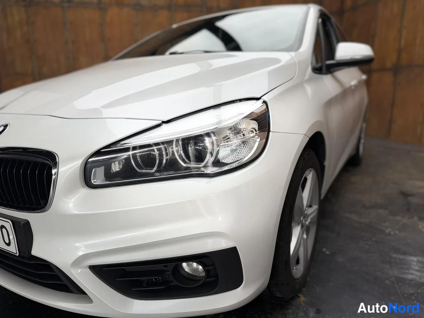 Valkoinen BMW 218d xDrive 2018, etuviisto, keula vasemmalle, kuva 4