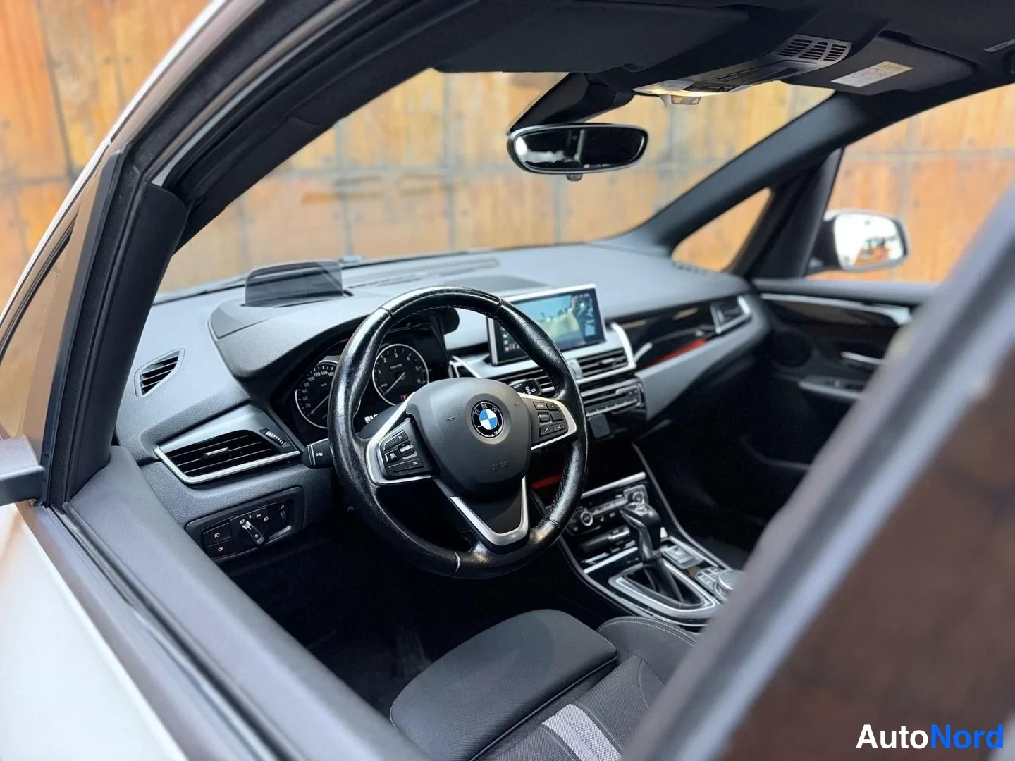 Valkoinen BMW 218d xDrive 2018, ohjaamo, kuva 16